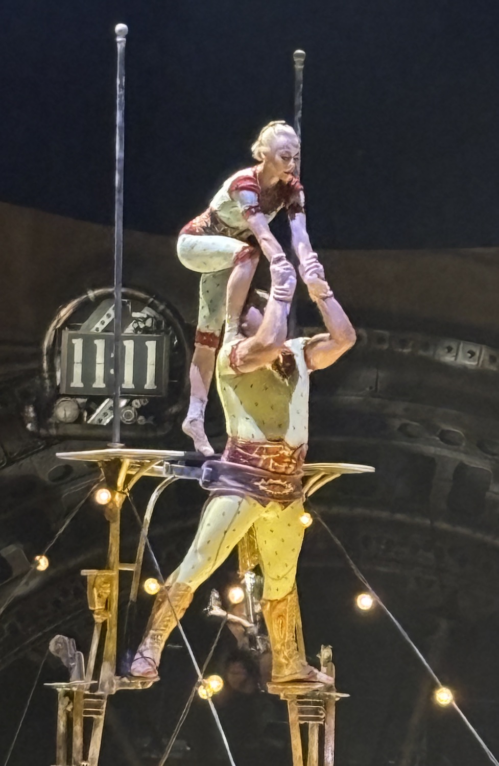 Geneve_Plaipalais_Cirque_Soleil_Kurios_cabinet_curiosite_duo_acrobate_trapeze