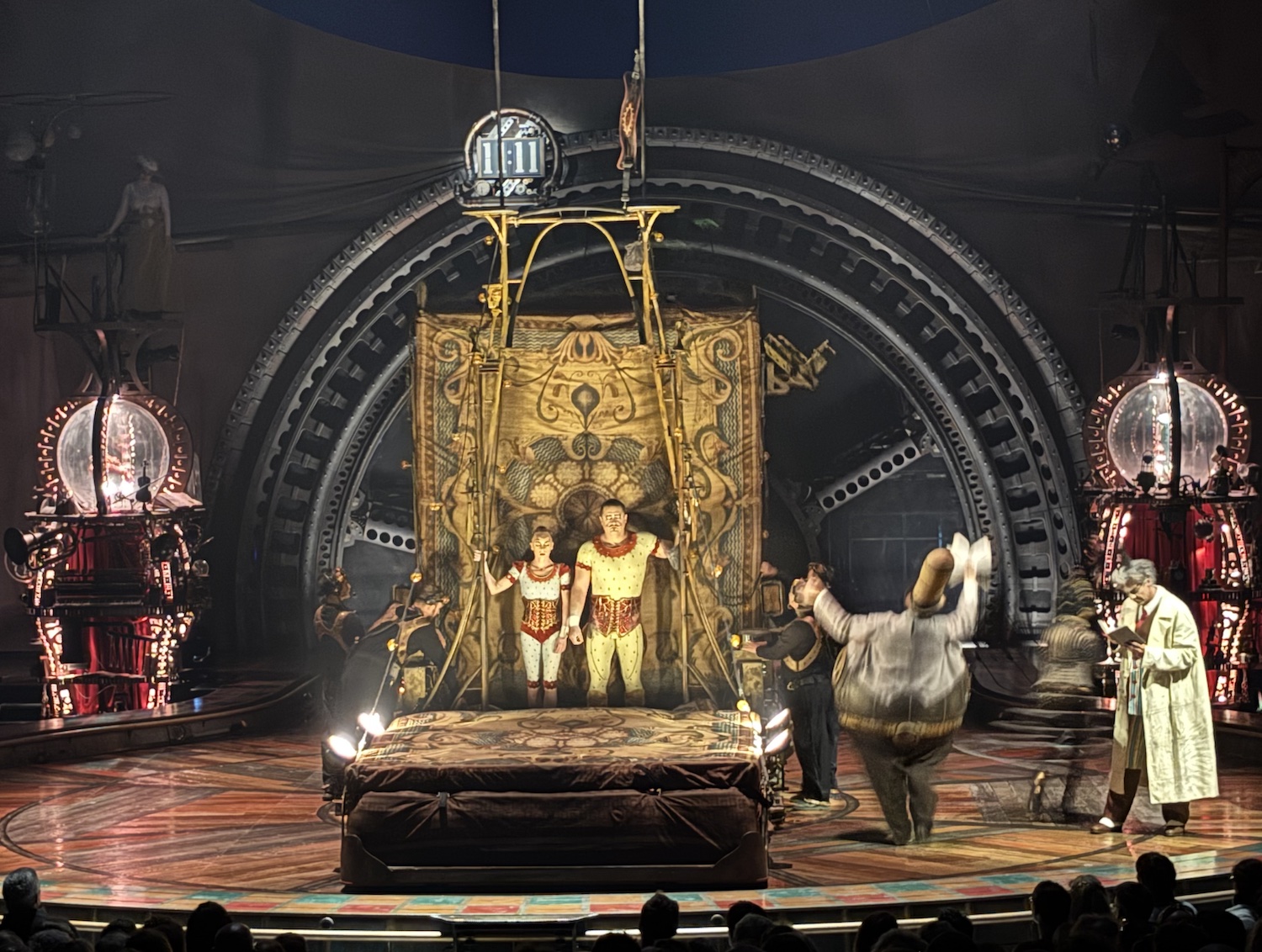 Geneve_Plaipalais_Cirque_Soleil_Kurios_cabinet_curiosite_duo_acrobate_trapeze_lit