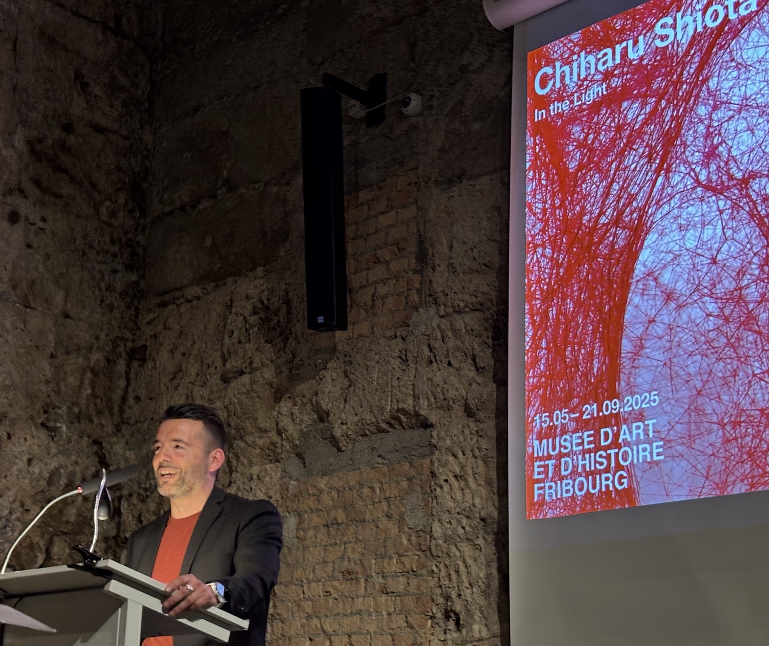 Musee_Art_Histoire_Fribourg_MAHF_Chiharu_Shiota_In_the_Light_Caroline_Schuster_Cordone_Vice-directrice_MAHF-Espace_Vernissage_Ivan_Marian_Directeur _MAHF-Espace