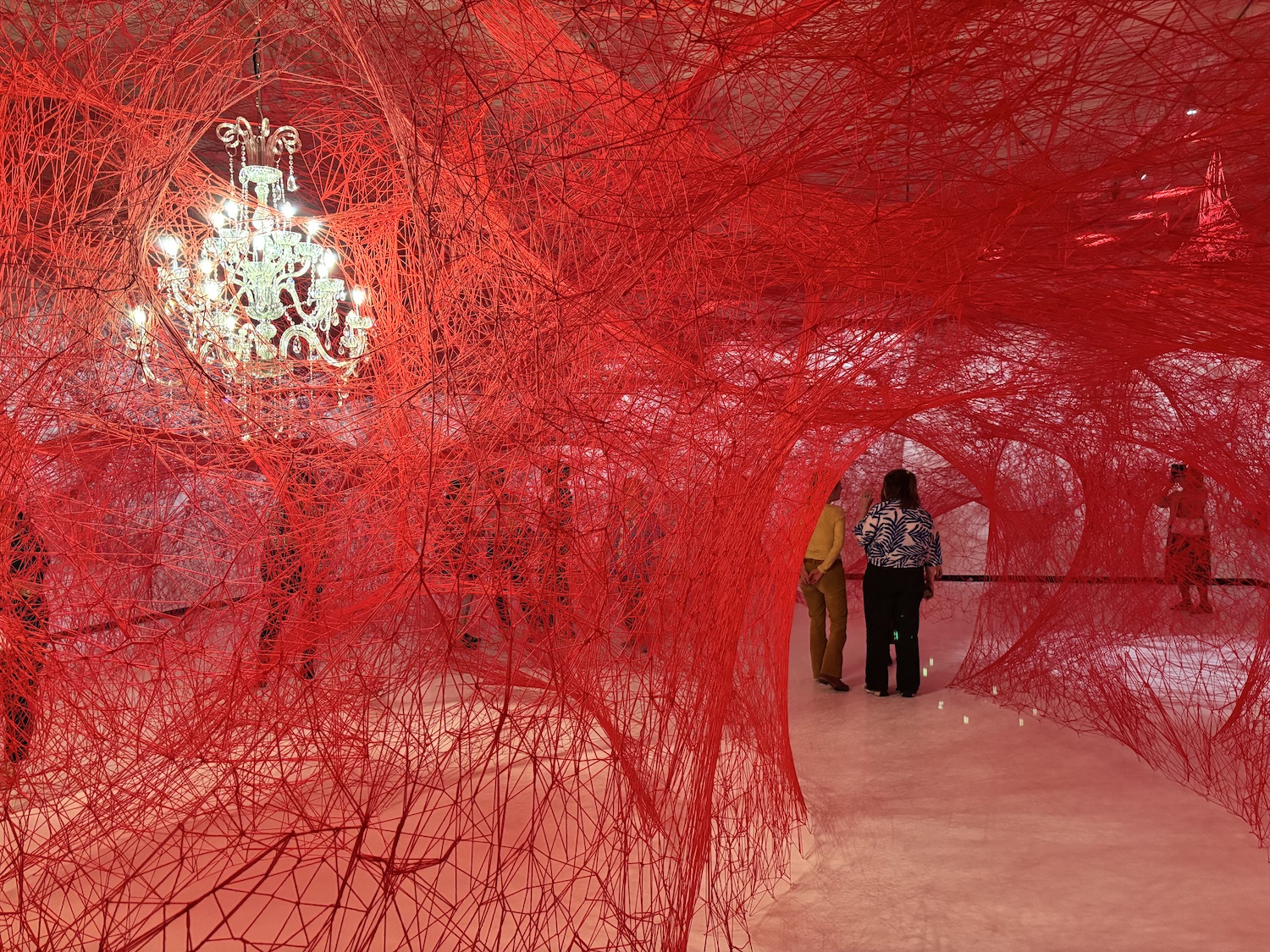 Musee_Art_Histoire_Fribourg_MAHF_Chiharu_Shiota_In_the_Light_Installation_Grande_salle_fil_rouge_lustre_visiteur_visiteuse