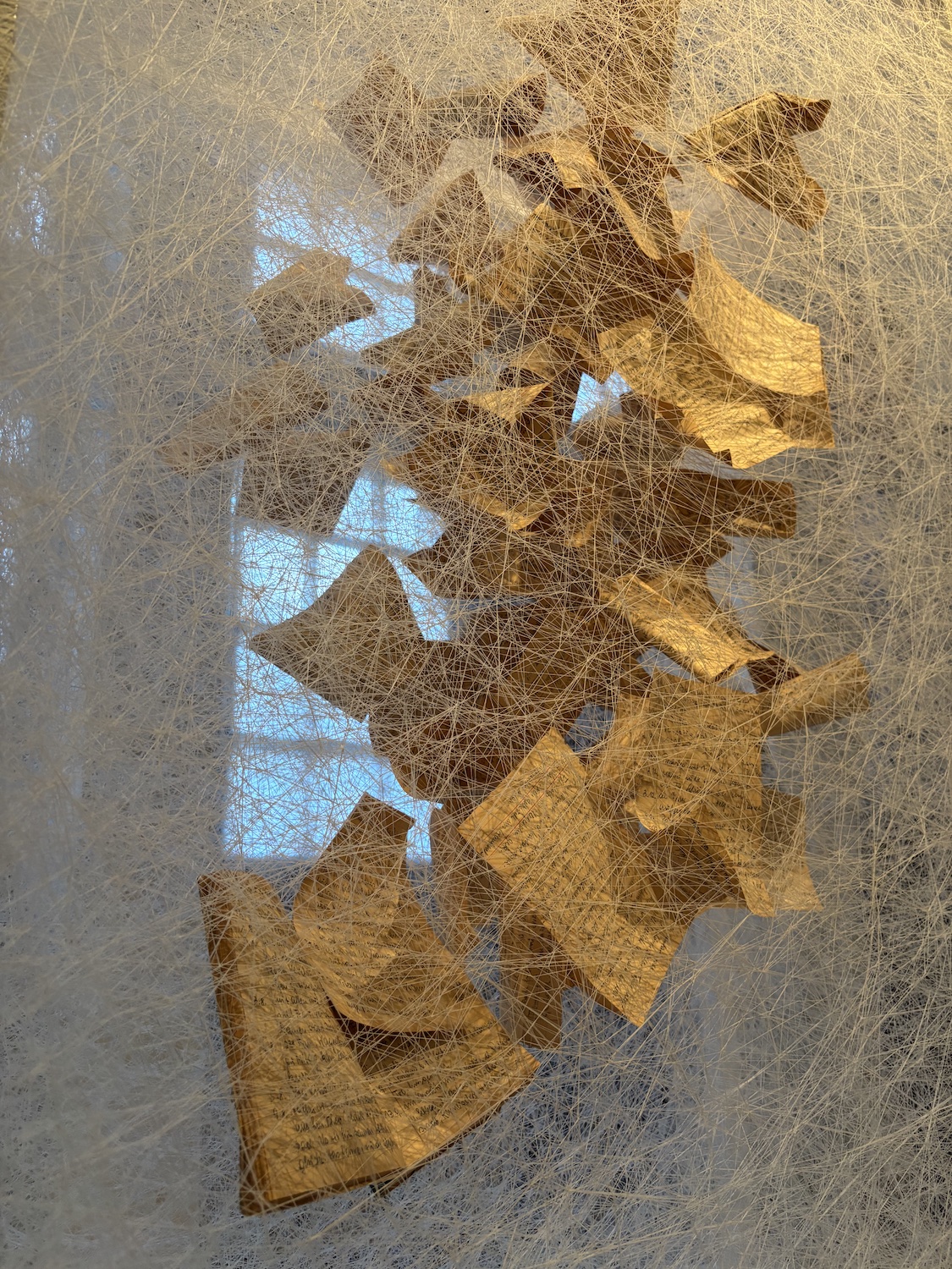 Musee_Art_Histoire_Fribourg_MAHF_Chiharu_Shiota_State_of_Being_Diary_2025_journal_intime_feuilles