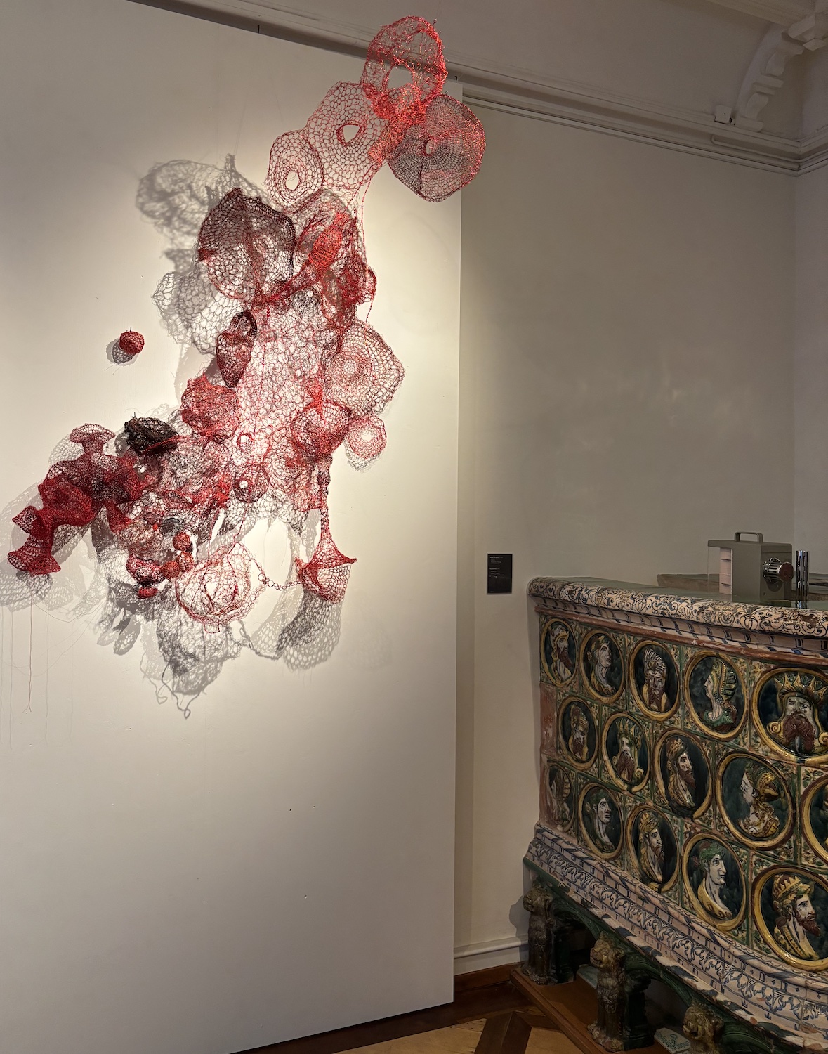 Musee_Art_Histoire_Fribourg_MAHF_Chiharu_Shiota_Traces_Mine_forgotten_Memories_2025_Poile_faence