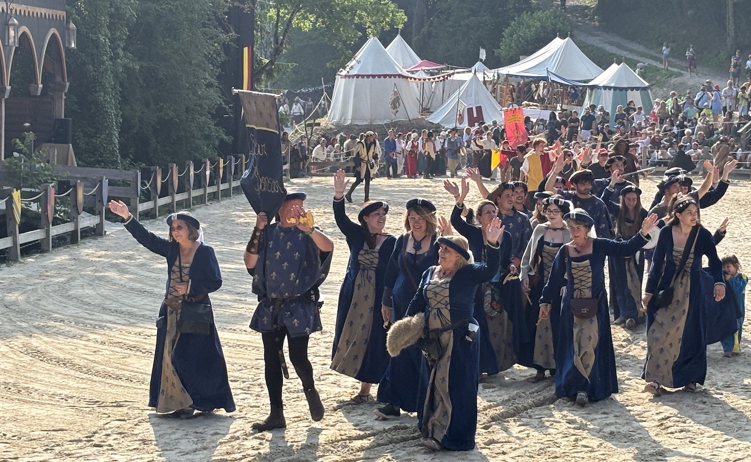 Andilly_Esplanade_Joutes_Petit_Pays_Amphitheatre_Grandes_Medievales_2025_cortege_final_costume_bleu