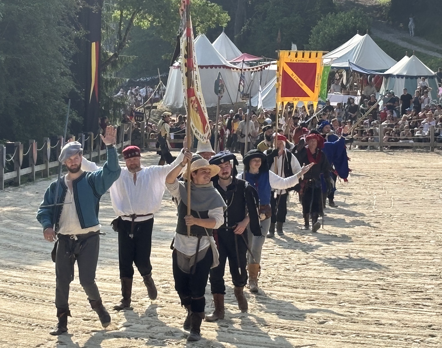 Andilly_Esplanade_Joutes_Petit_Pays_Amphitheatre_Grandes_Medievales_2025_cortege_final_delegation_genevois