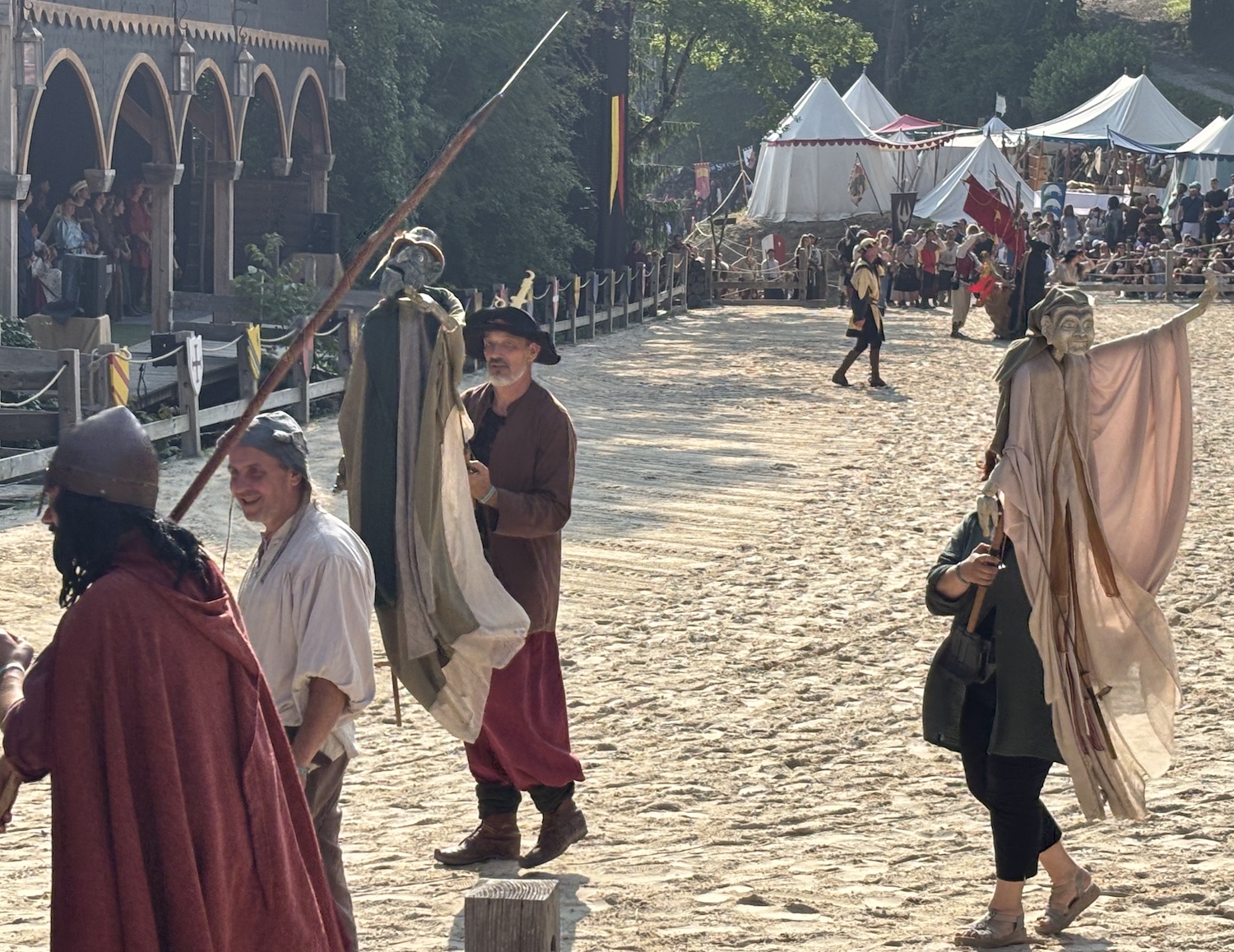 Andilly_Esplanade_Joutes_Petit_Pays_Amphitheatre_Grandes_Medievales_2025_cortege_final_marionnettes