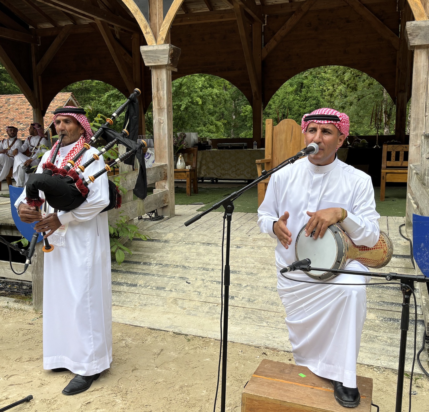 Andilly_foret_Petit_Pays_Grandes_Medievales_2025_Jordanie_musicien_cornemuse_tamborine