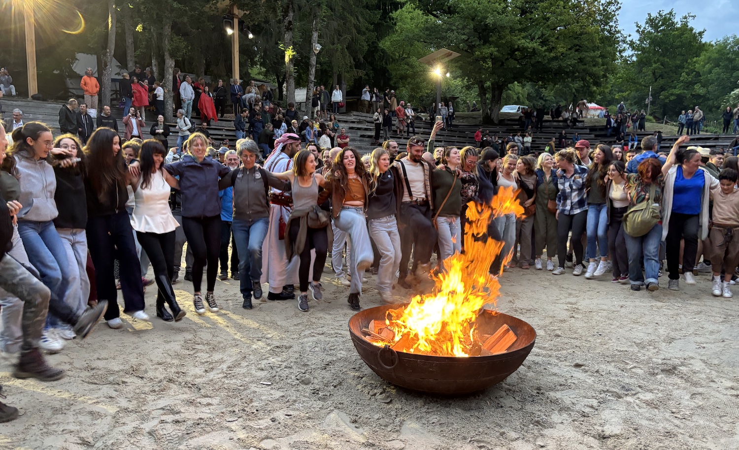 Andilly_foret_Petit_Pays_Grandes_Medievales_2025_association_Petit_Pays_benevole_danse