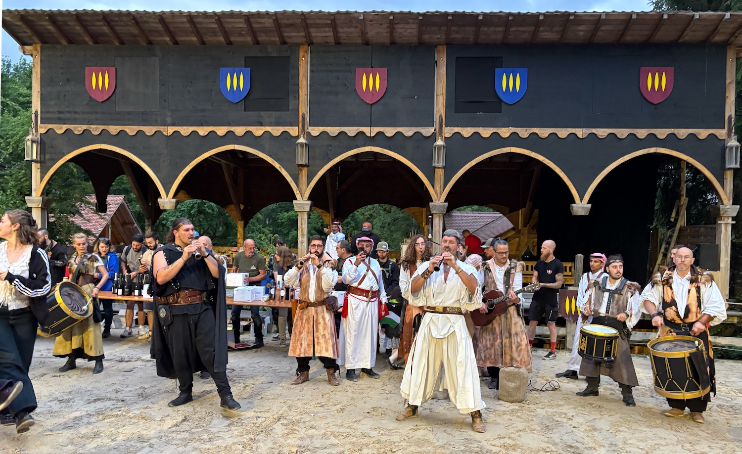 Andilly_foret_Petit_Pays_Grandes_Medievales_2025_association_Petit_Pays_musicien_moyen_age