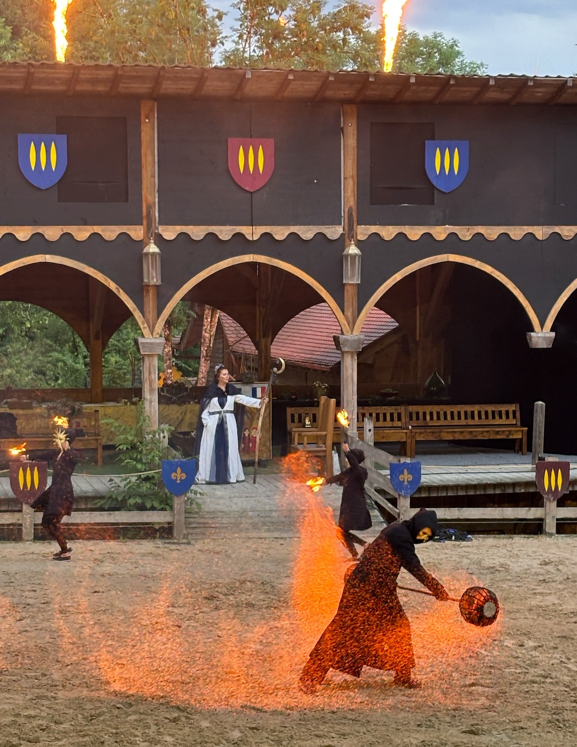 Andilly_foret_Petit_Pays_Grandes_Medievales_2025_association_Petit_Pays_spectacle_boule_feu