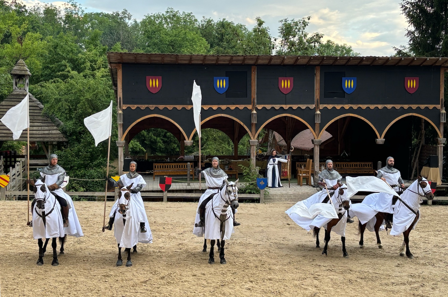 Andilly_foret_Petit_Pays_Grandes_Medievales_2025_association_Petit_Pays_spectacle_chavalerie_tenue_blanc