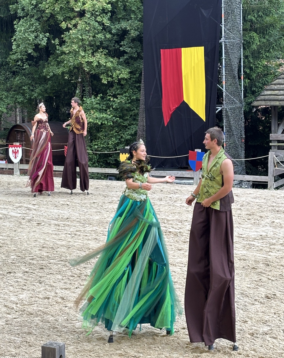 Andilly_foret_Petit_Pays_Grandes_Medievales_2025_association_Petit_Pays_spectacle_echasses_couple_danse