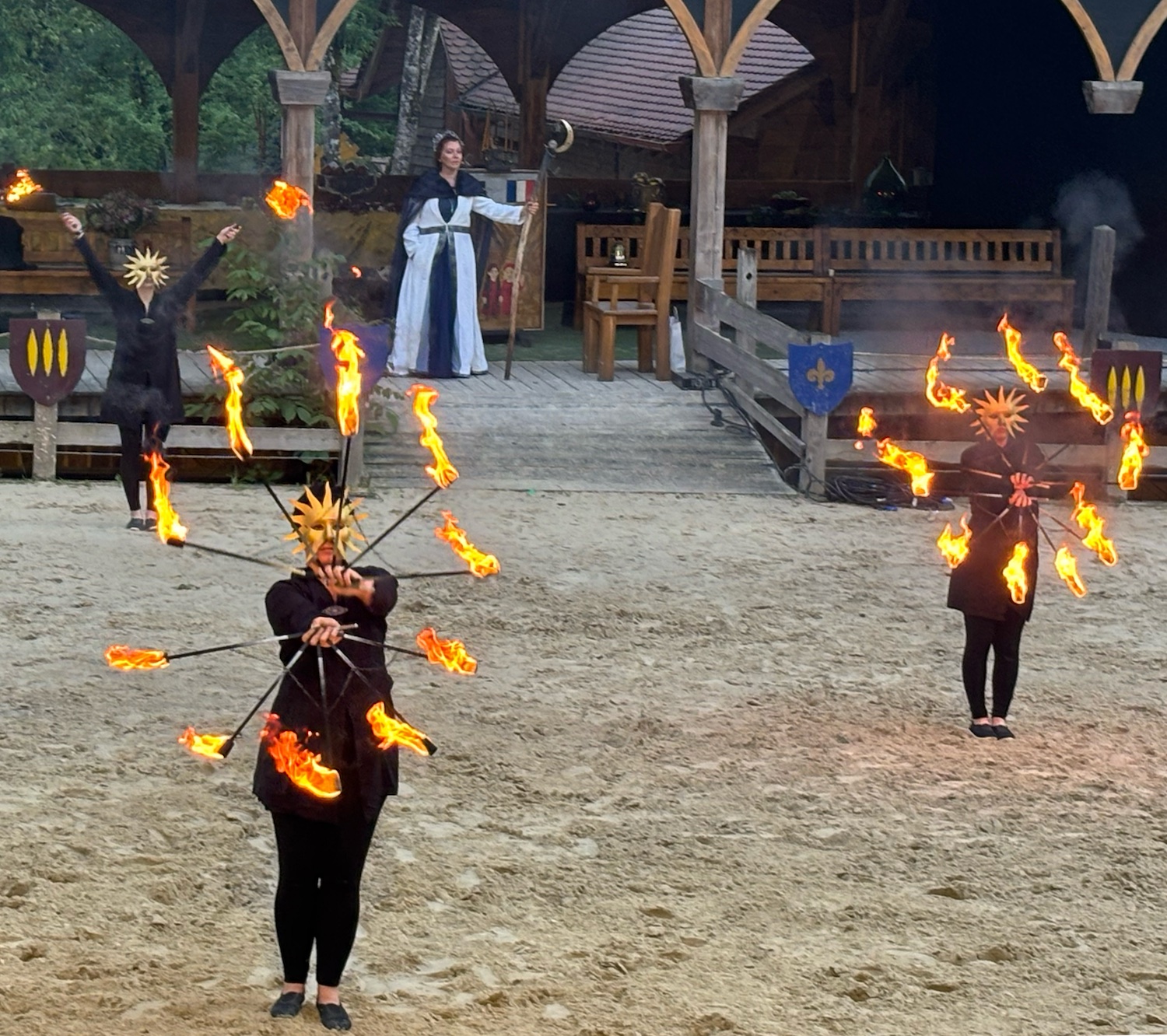 Andilly_foret_Petit_Pays_Grandes_Medievales_2025_association_Petit_Pays_spectacle_lune_soleil_danse_roue_feu