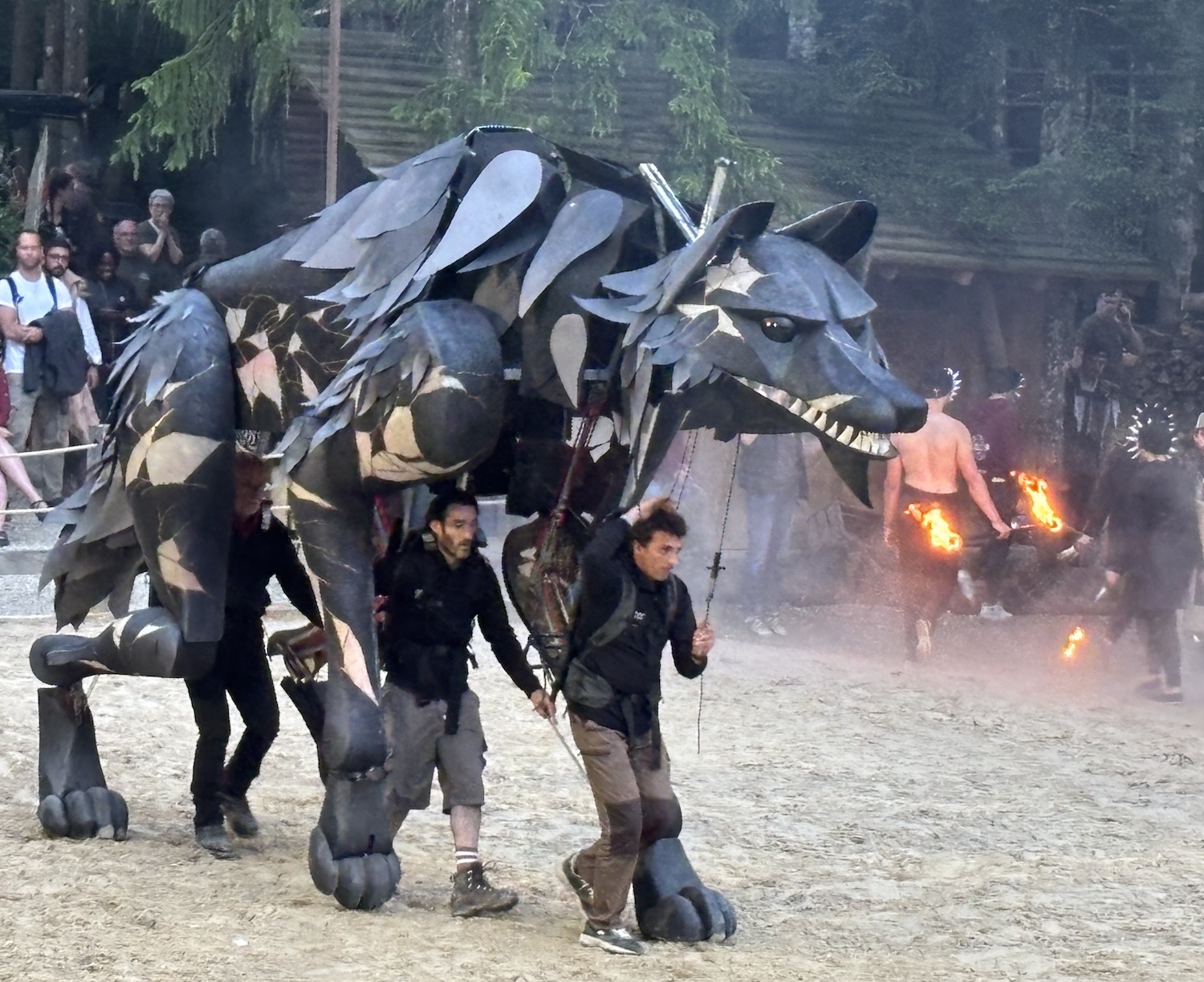 Andilly_foret_Petit_Pays_Grandes_Medievales_2025_association_Petit_Pays_spectacle_marionnette_geante_Louve_feu