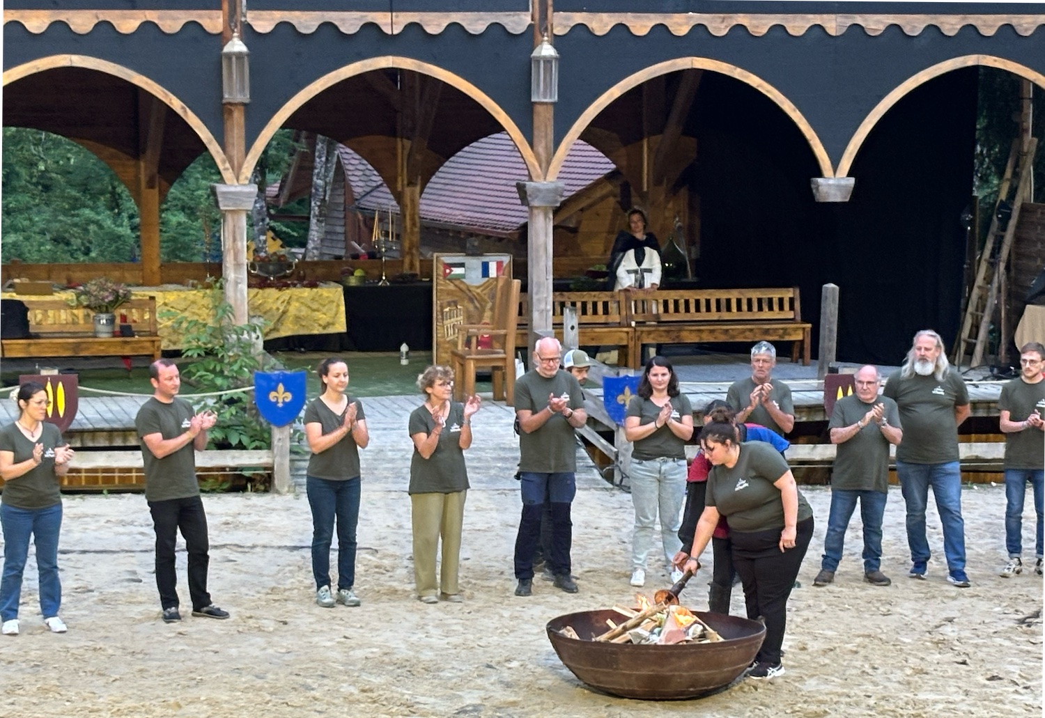Andilly_foret_Petit_Pays_Grandes_Medievales_2025_benevole_chef_file_flambeau_ame_disparu