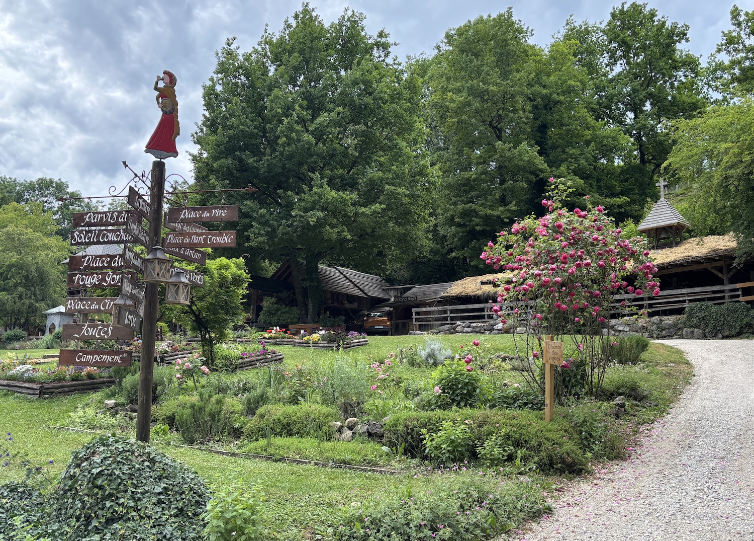 Andilly_foret_Petit_Pays_Grandes_Medievales_2025_chemin_places