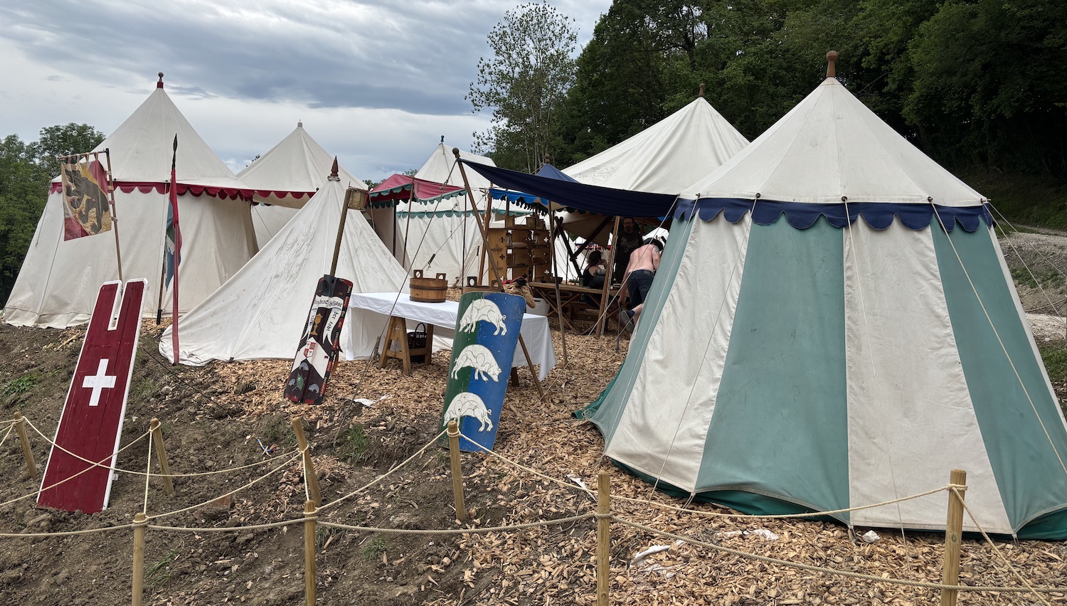 Andilly_foret_Petit_Pays_Grandes_Medievales_2025_tentes_campement