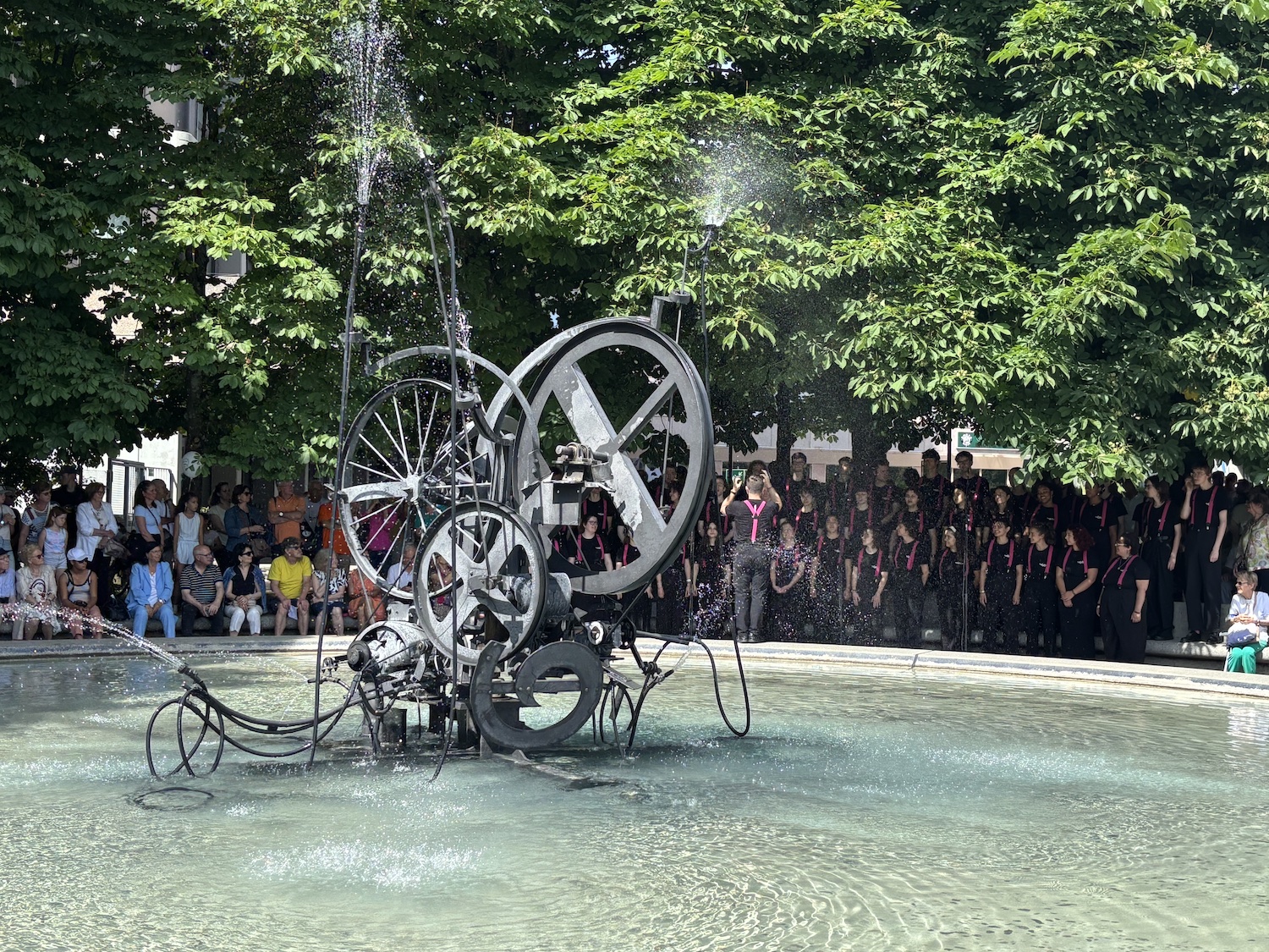 Fribourg_Grand-Places_Jean_Tinguely_100_ans_journee_festive_2025_Fontaine_Jo_Siffert_choeur_Saint_Michel