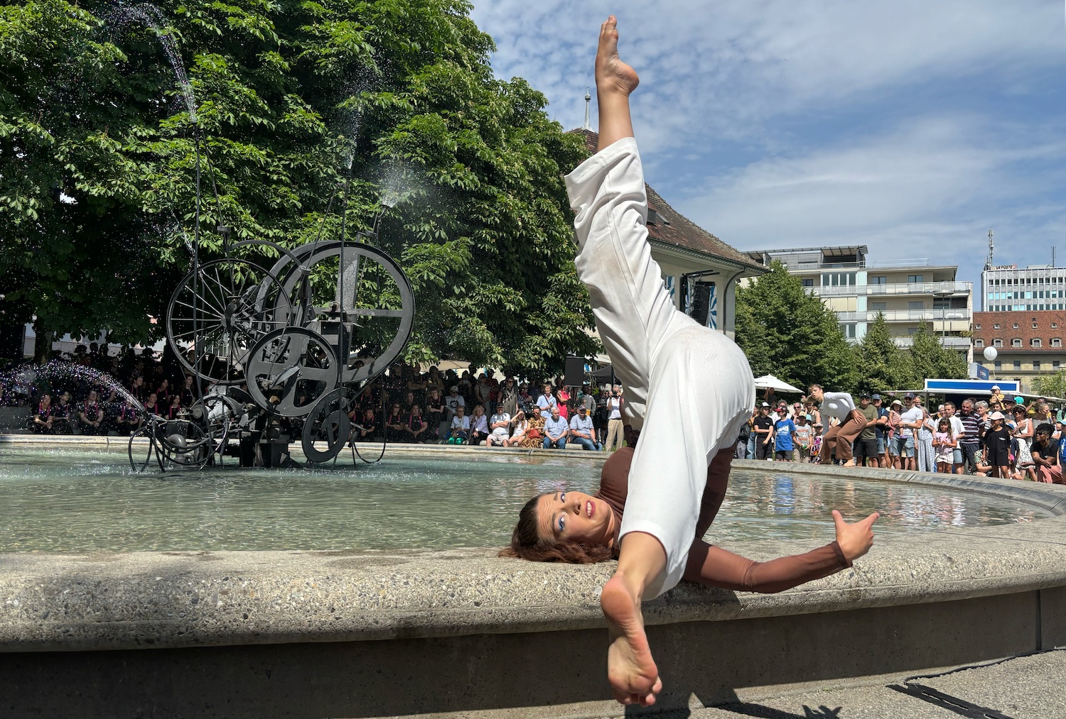 Fribourg_Grand_Places_Jean_Tinguely_100_ans_journee_festive_2025_Fontaine_Jo_Siffert_danse_bassin