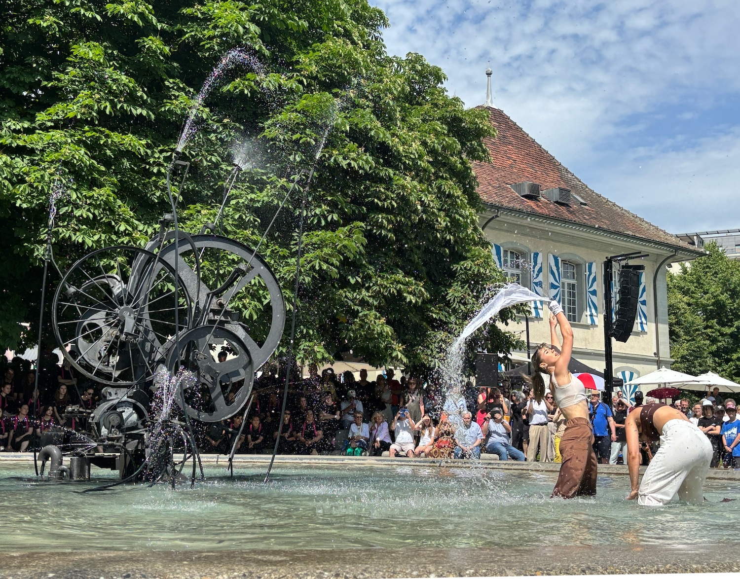 Fribourg_Grand_Places_Jean_Tinguely_100_ans_journee_festive_2025_Fontaine_Jo_Siffert_danse_machine_eau