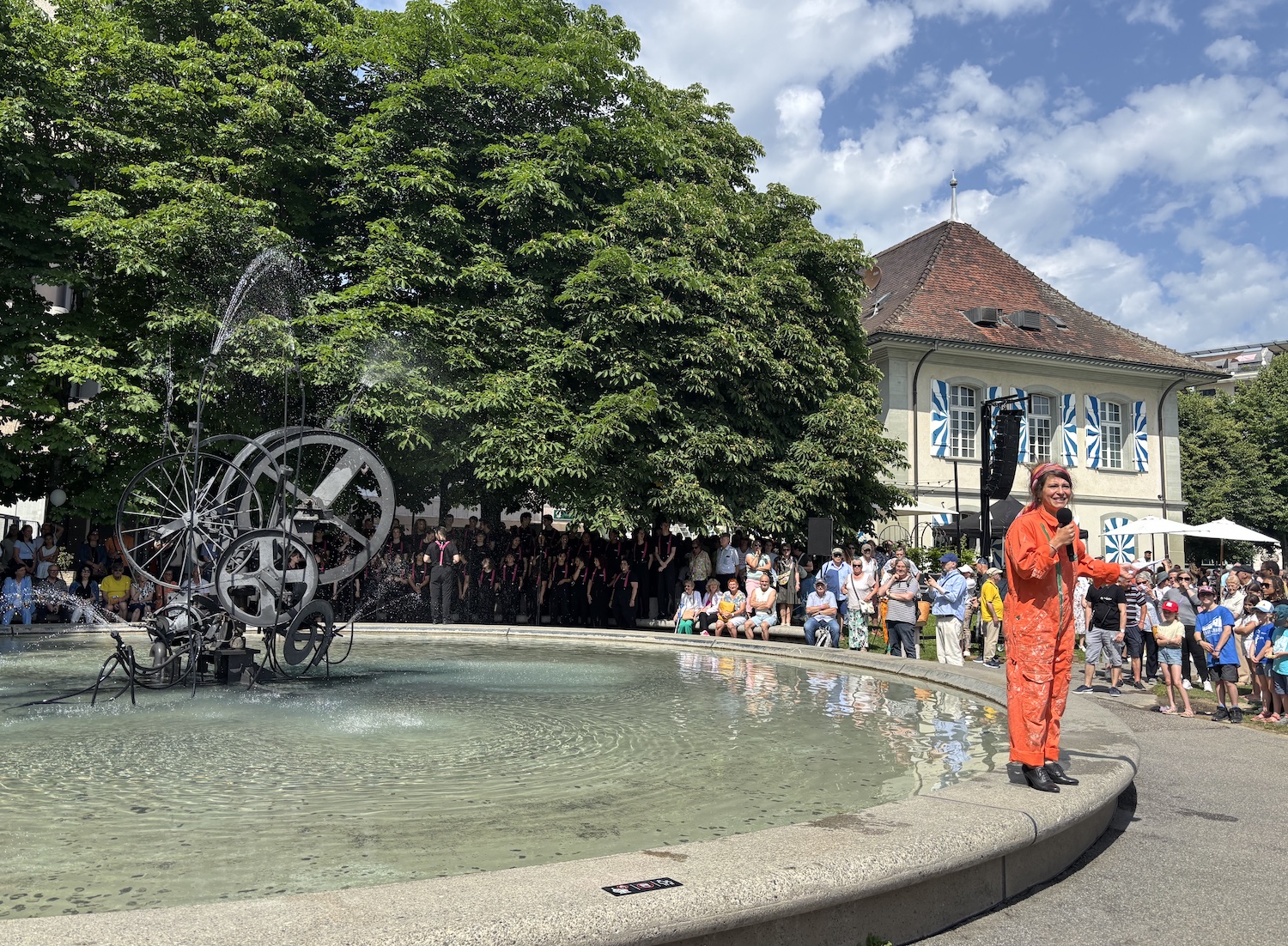 Fribourg_Grand_Places_Jean_Tinguely_100_ans_journee_festive_2025_partie_officielle_moderatrice