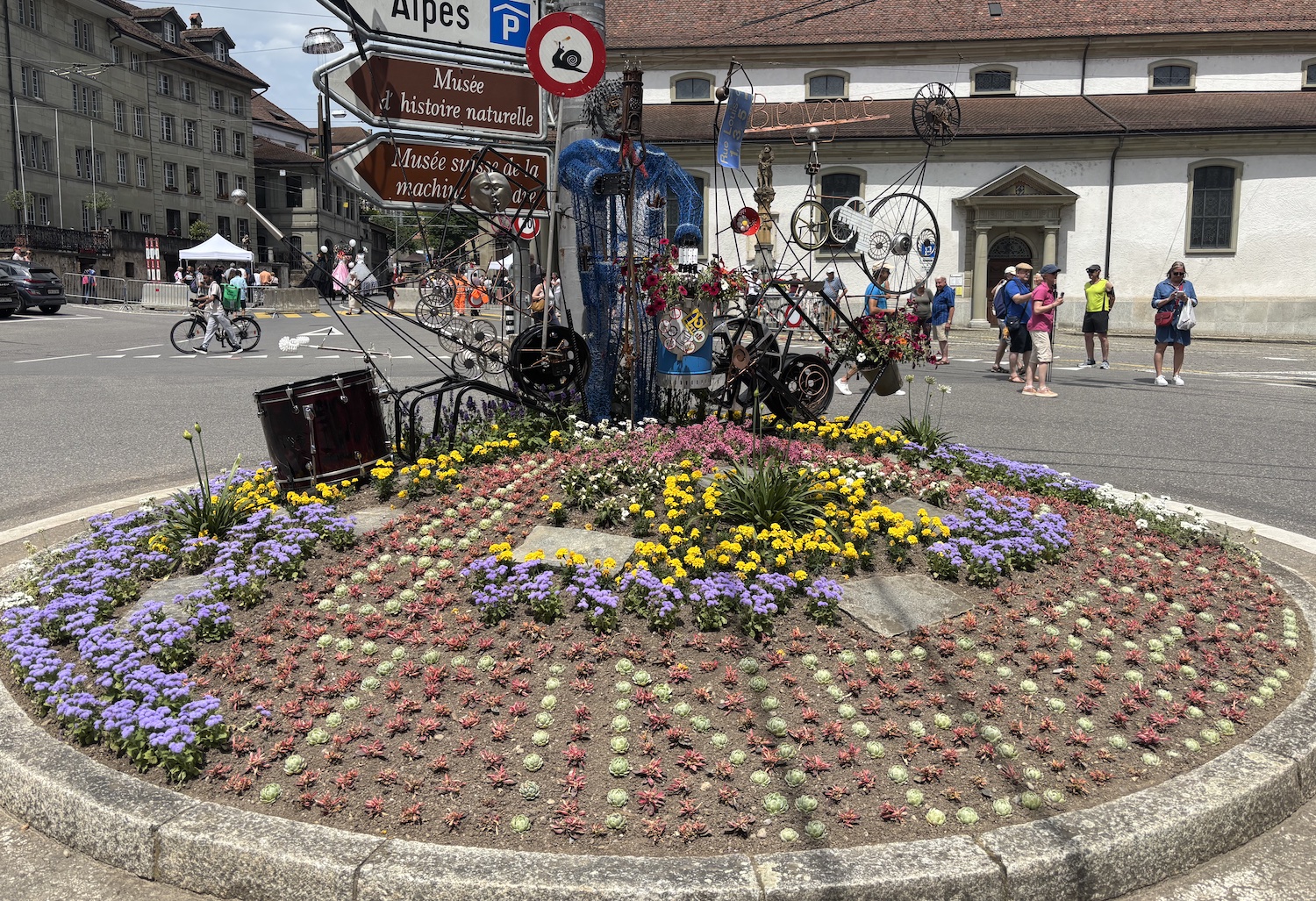 Fribourg_Ville_Giratoire_Jean_Tinguely_100_ans_journee_festive_2025_decoration