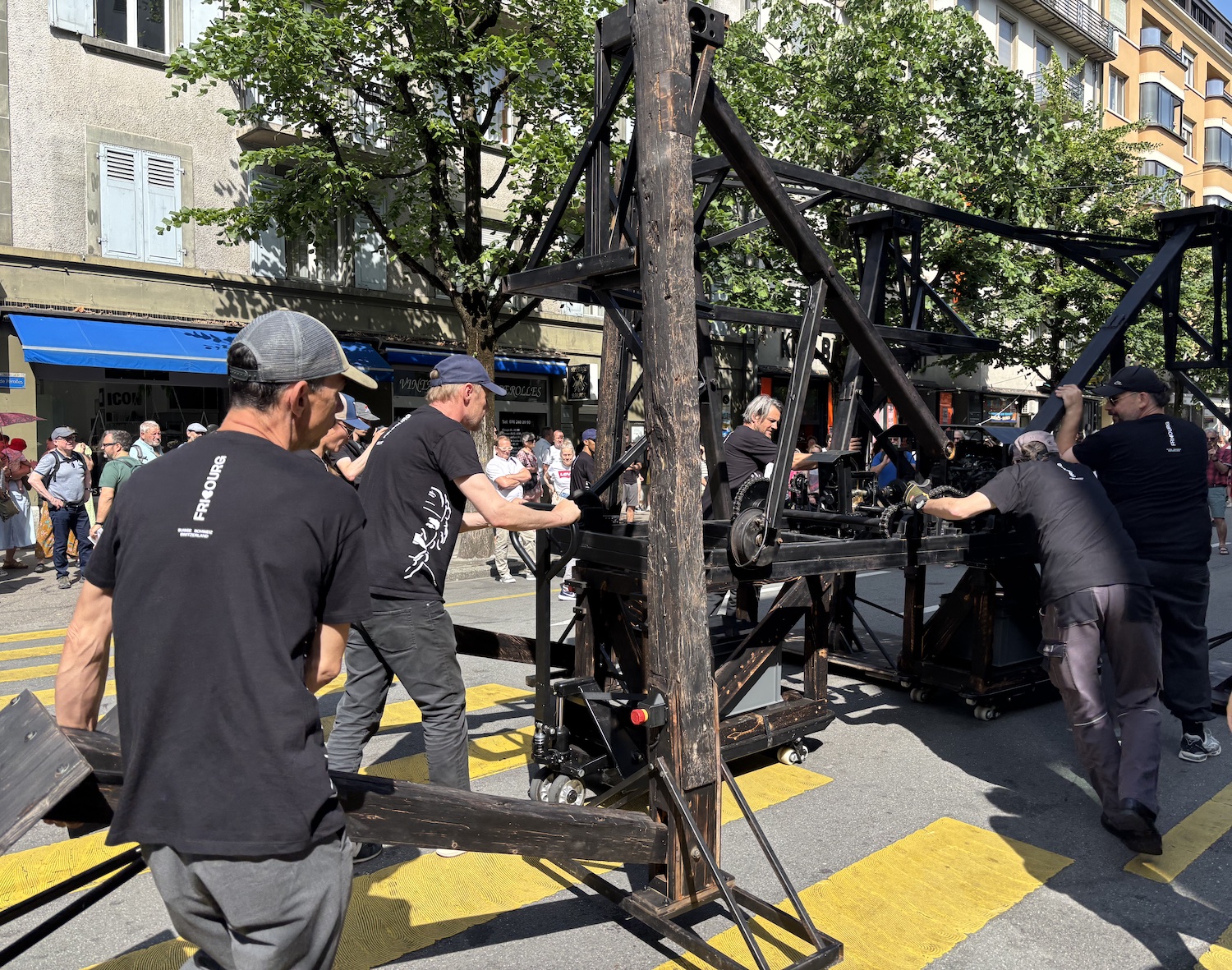 Fribourg_boulevard_Perolles_Jean_Tinguely_100_ans_journee_festive_2025_BB_geant_bande_mecanique_collectif_artistes