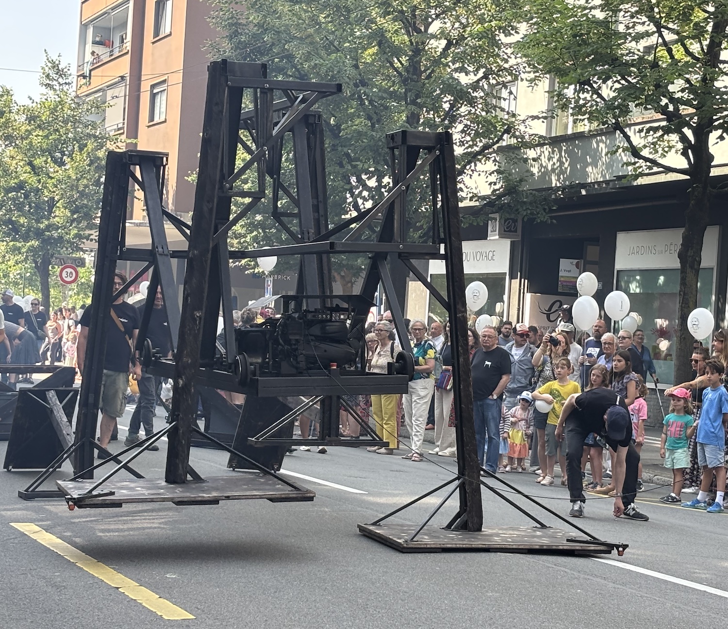 Fribourg_boulevard_Perolles_Jean_Tinguely_100_ans_journee_festive_2025_BB_geant_collectif_artistes_bande_mecanique