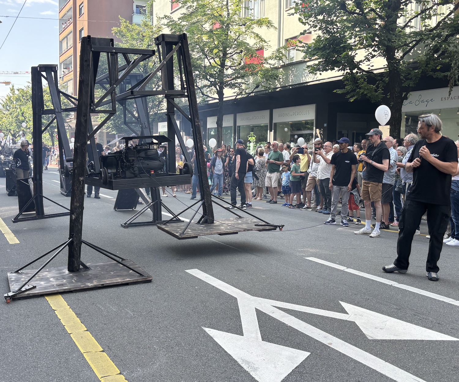 Fribourg_boulevard_Perolles_Jean_Tinguely_100_ans_journee_festive_2025_BB_geant_collectif_artistes_bande_mecanique1