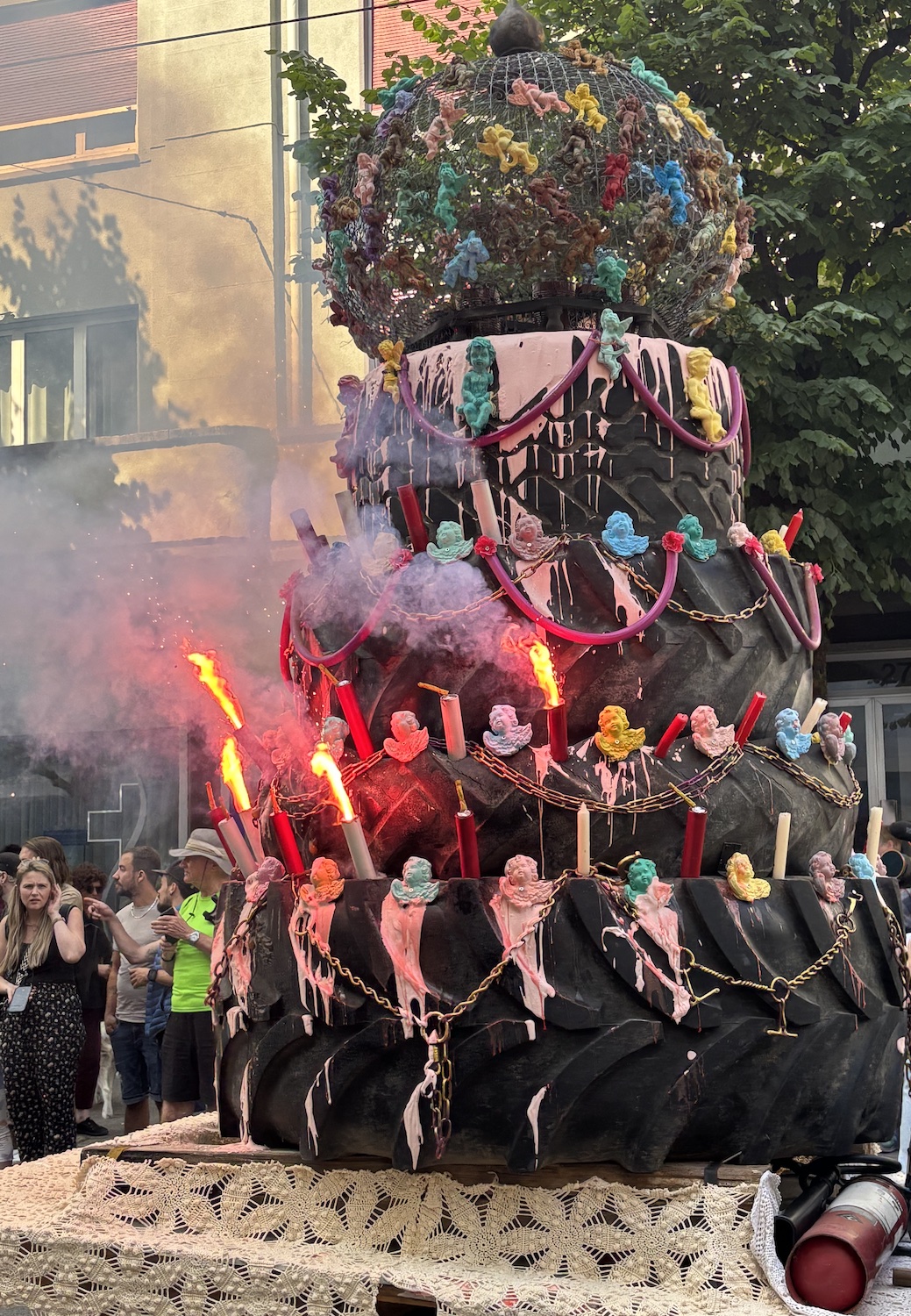 Fribourg_boulevard_Perolles_Jean_Tinguely_100_ans_journee_festive_2025_BB_geant_collectif_artistes_bande_mecanique_gateau_anniversaire_gros_plan
