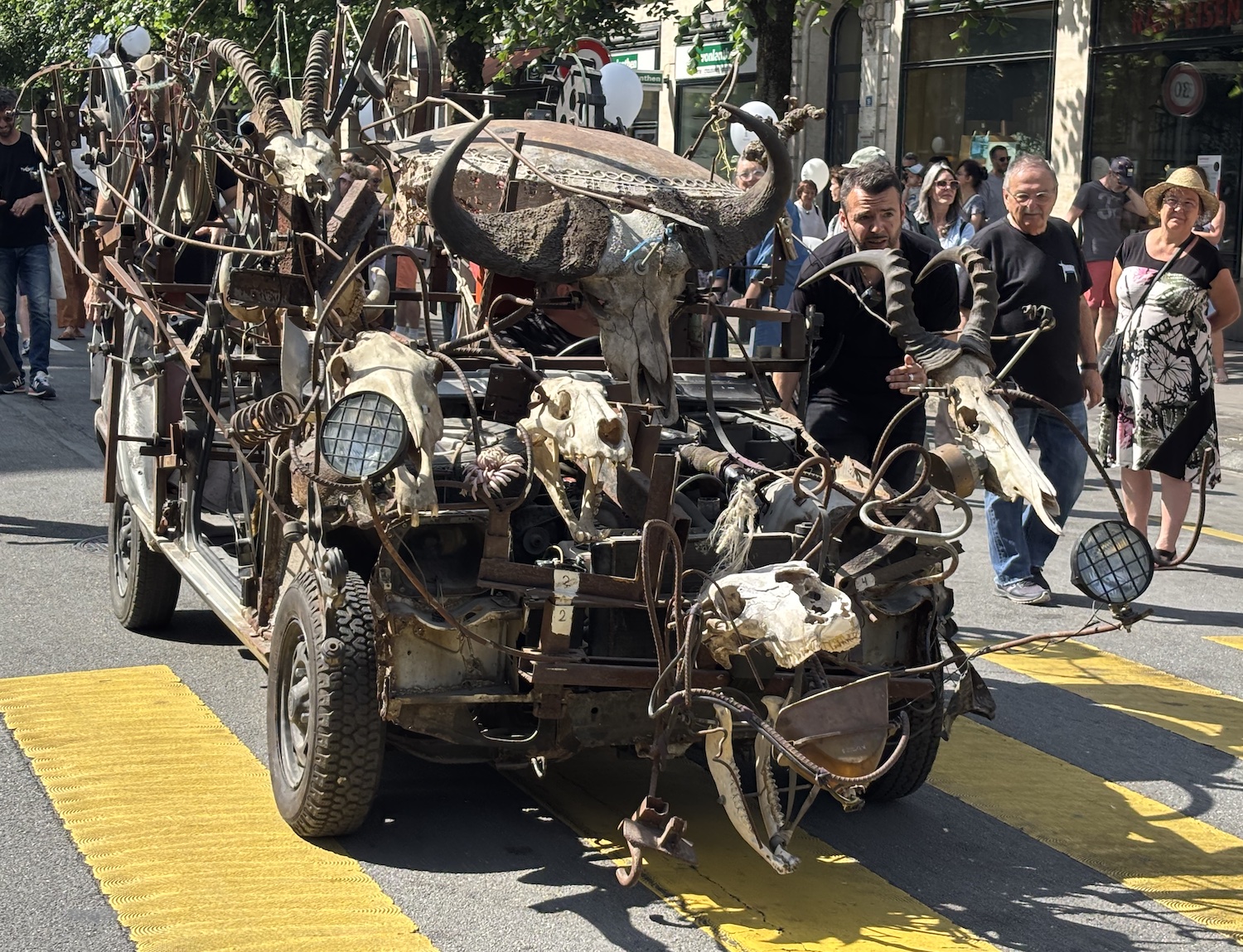 Fribourg_boulevard_Perolles_Jean_Tinguely_100_ans_journee_festive_2025_Safari_œuvre_roulante_Jean_Tinguely_Ivan_Mariano