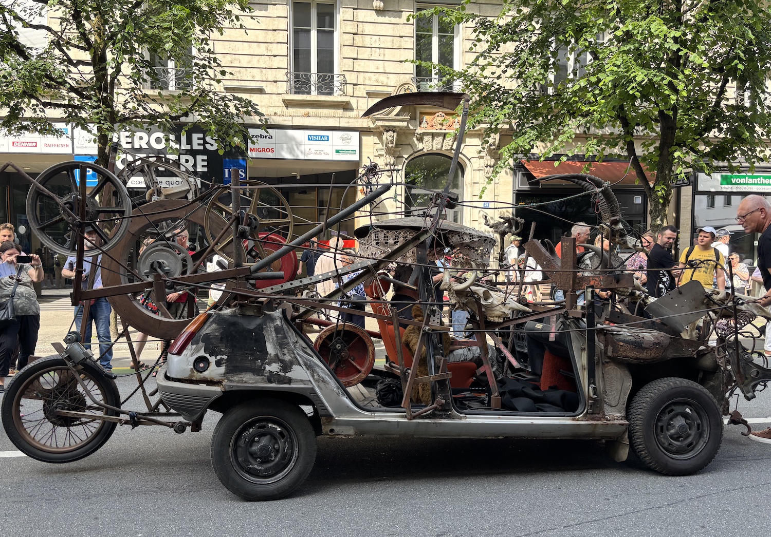 Fribourg_boulevard_Perolles_Jean_Tinguely_100_ans_journee_festive_2025_Safari_œuvre_roulante_Jean_Tinguely_Perolles_centre