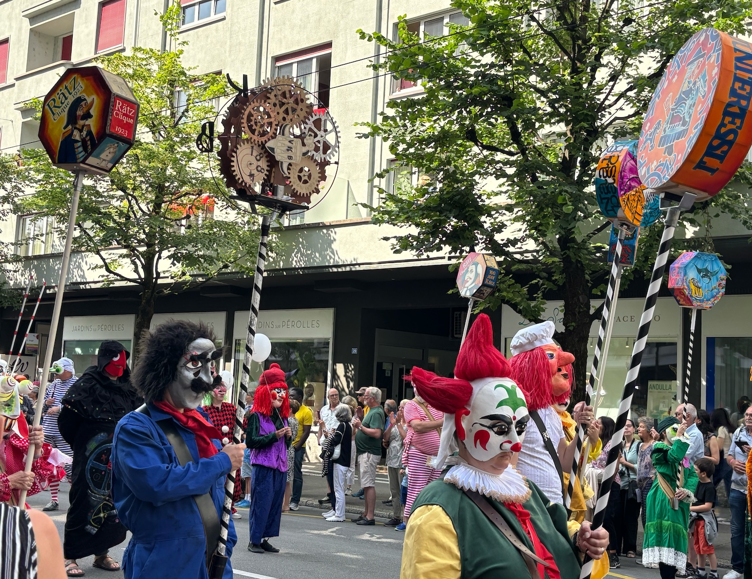 Fribourg_boulevard_Perolles_Jean_Tinguely_100_ans_journee_festive_2025_cliques_carnaval_Bale_Lanterne