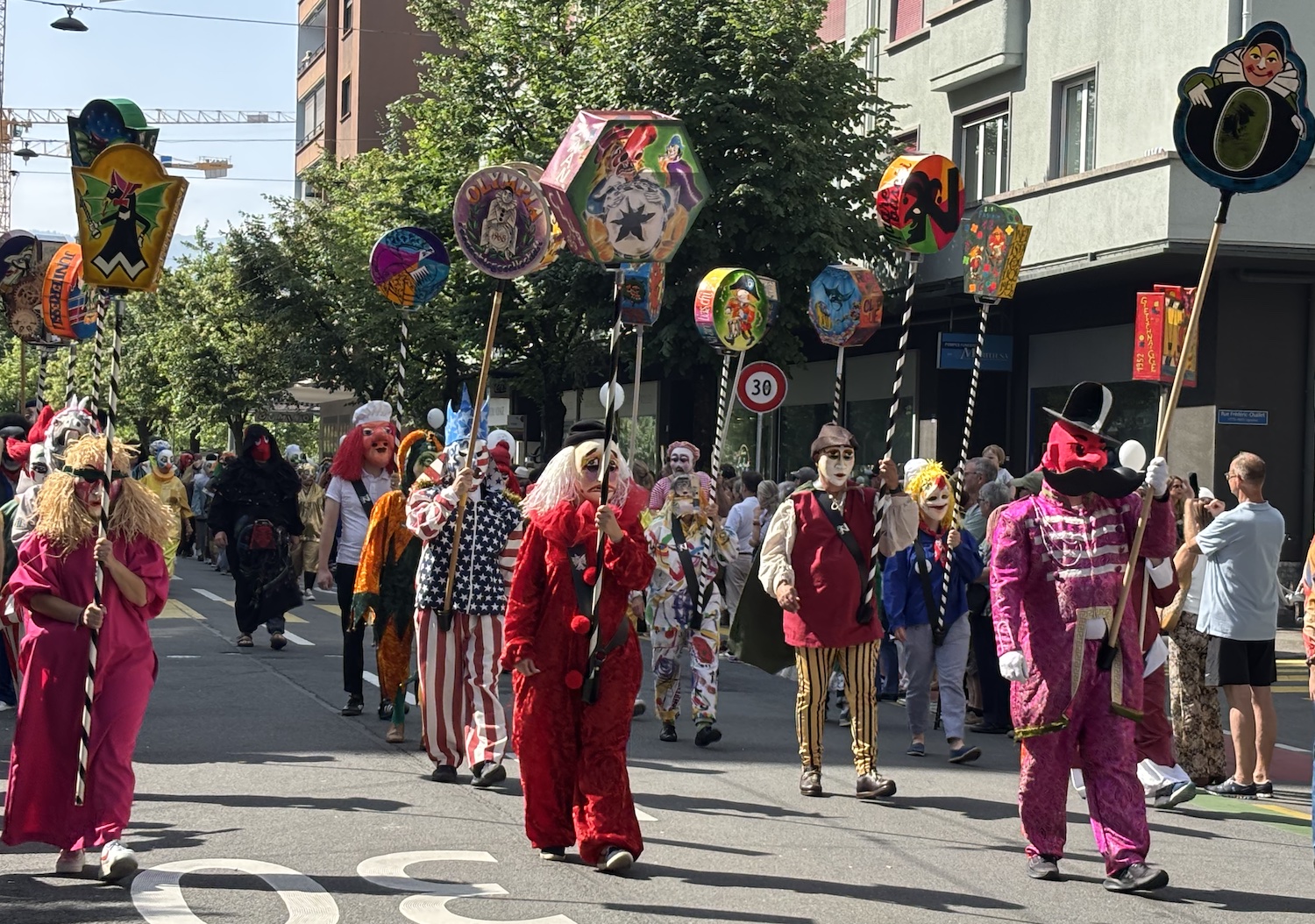 Fribourg_boulevard_Perolles_Jean_Tinguely_100_ans_journee_festive_2025_cliques_carnaval_Bale_Lanterne1