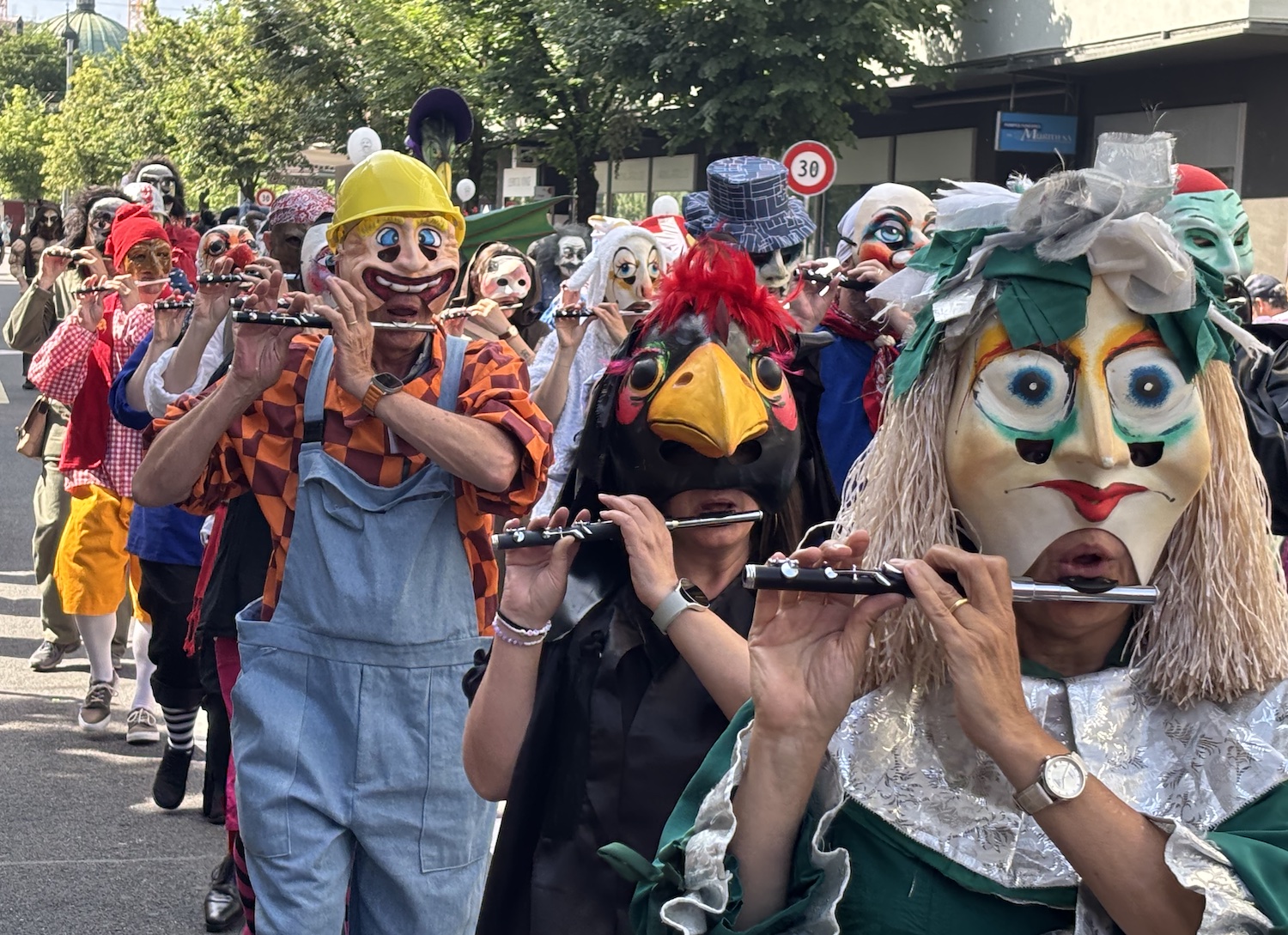 Fribourg_boulevard_Perolles_Jean_Tinguely_100_ans_journee_festive_2025_cliques_carnaval_Bale_musicien_piccolo_masque