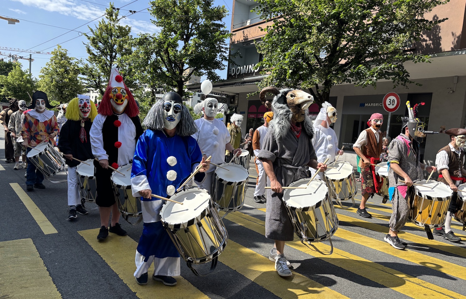 Fribourg_boulevard_Perolles_Jean_Tinguely_100_ans_journee_festive_2025_cliques_carnaval_Bale_musicien_tambour