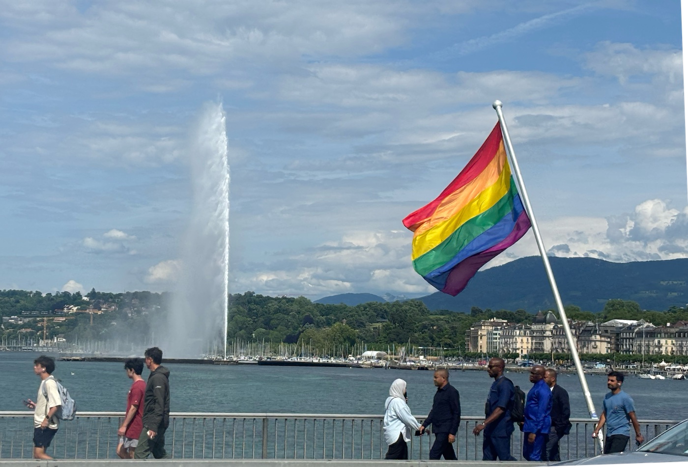 Geneva_Pont_Mont_Blanc_Jet_eau_drapeau_Pride_MarcheFiertes