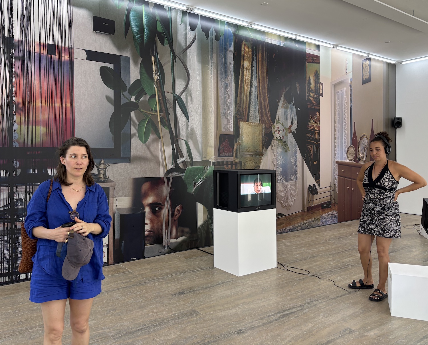 Geneve_Place_Ile_Halle_Nord_installation_Noha Mokhtar_Sahar_Suliman_presentation_Elise_Lammer_directrice_espace_Halle_Nord