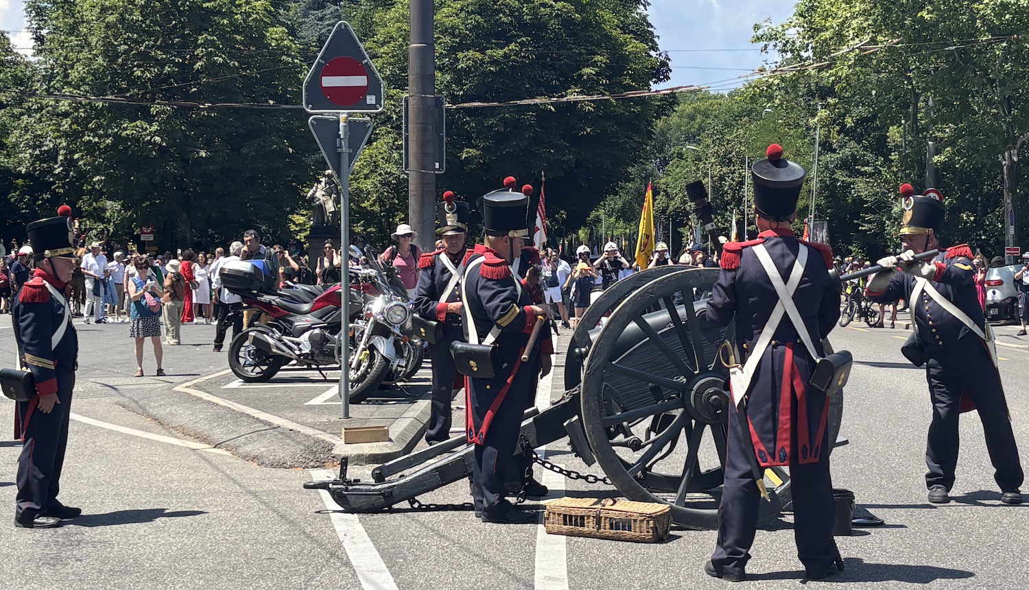Lausanne_Montbenon_fete_gymnastique_2025_cortege_coup_canon_milice_vaudoise