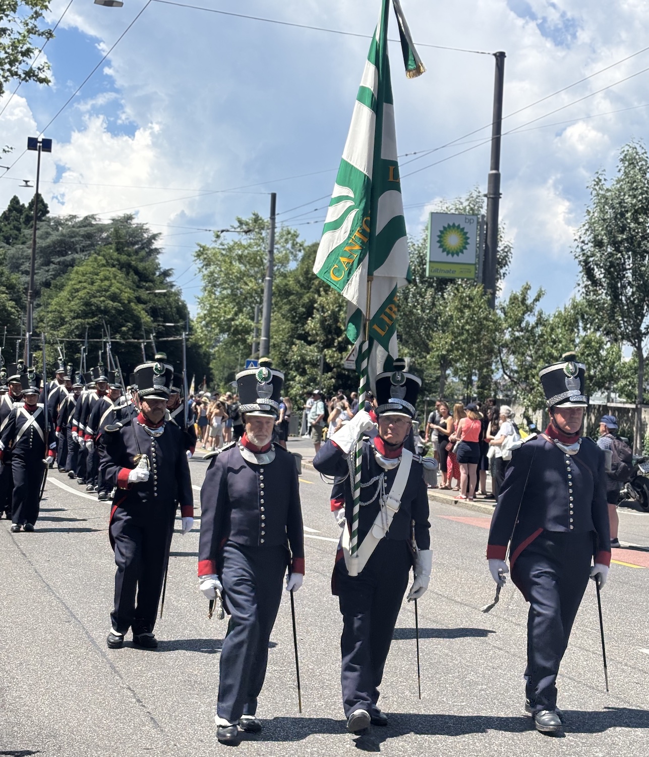 Lausanne_Montbenon_fete_gymnastique_2025_cortege_coup_canon_milice_vaudoise1
