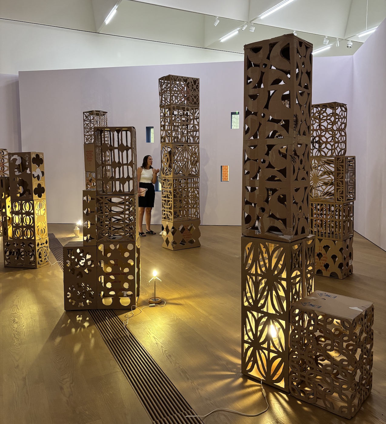 Lausanne_Plateforme_10_MCBA_Musee_Cantonale_Beaux_Arts_Jardin_hiver_3e_edition_2025_Decorama_Mudanza_demenagement_Sebastian_Devila_carton_architecture_Porto_Rico