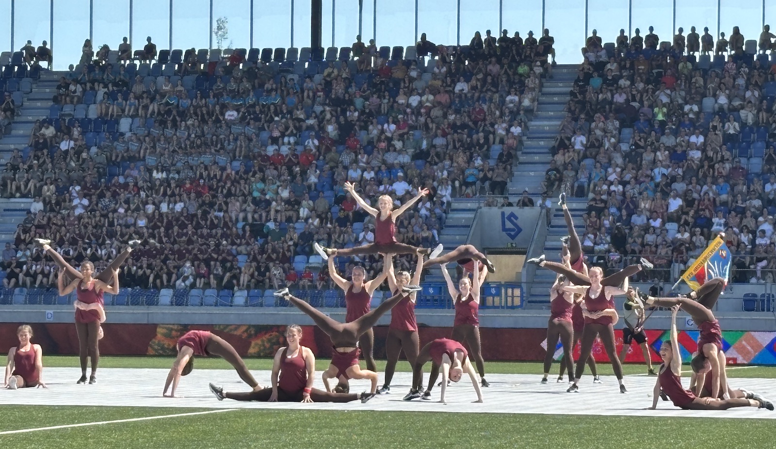 Lausanne_Stade_Tuiliere_Ceremonie_cloture_77e_Fete_federale_gymnastique_Soleure_pyramide_drapeau