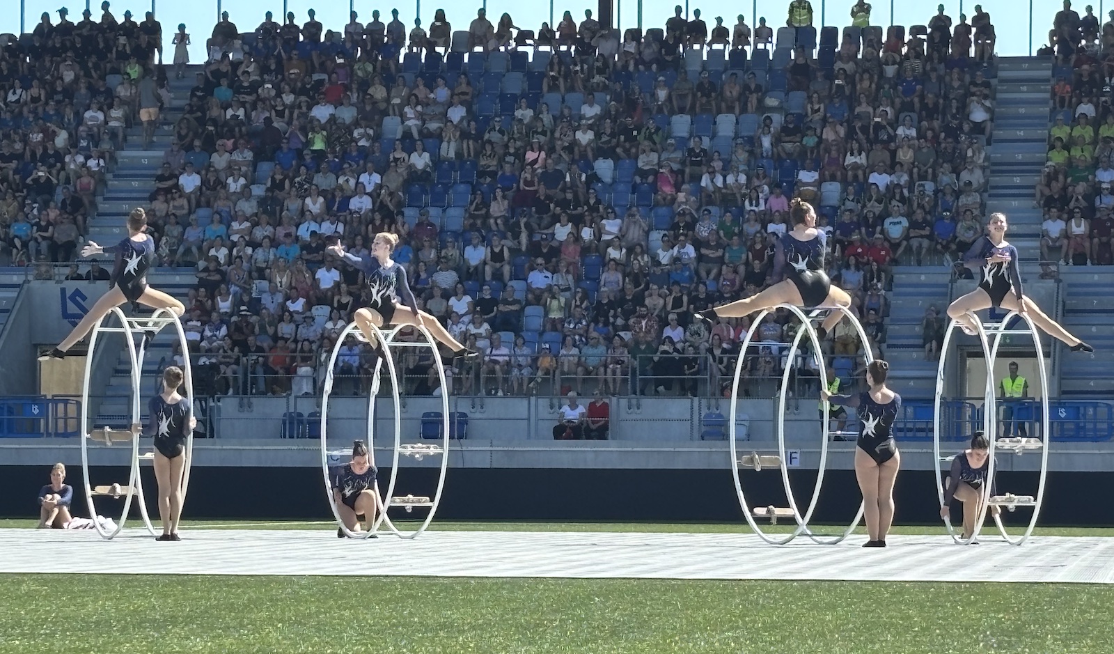 Lausanne_Stade_Tuiliere_Ceremonie_cloture_77e_Fete_federale_gymnastique_anneaux_acrobatie