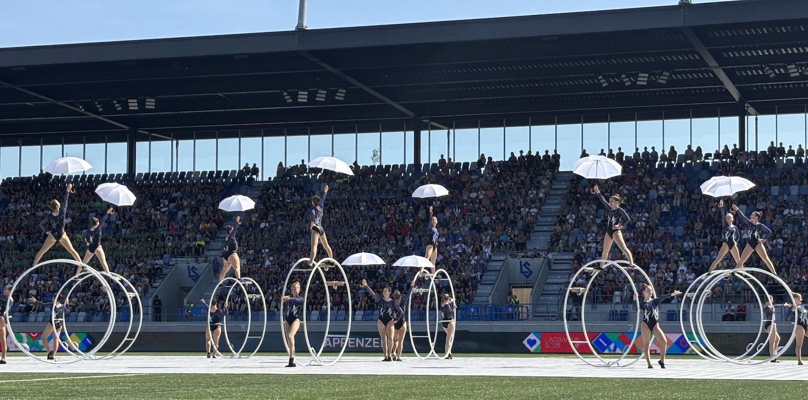 Lausanne_Stade_Tuiliere_Ceremonie_cloture_77e_Fete_federale_gymnastique_anneaux_parapluies