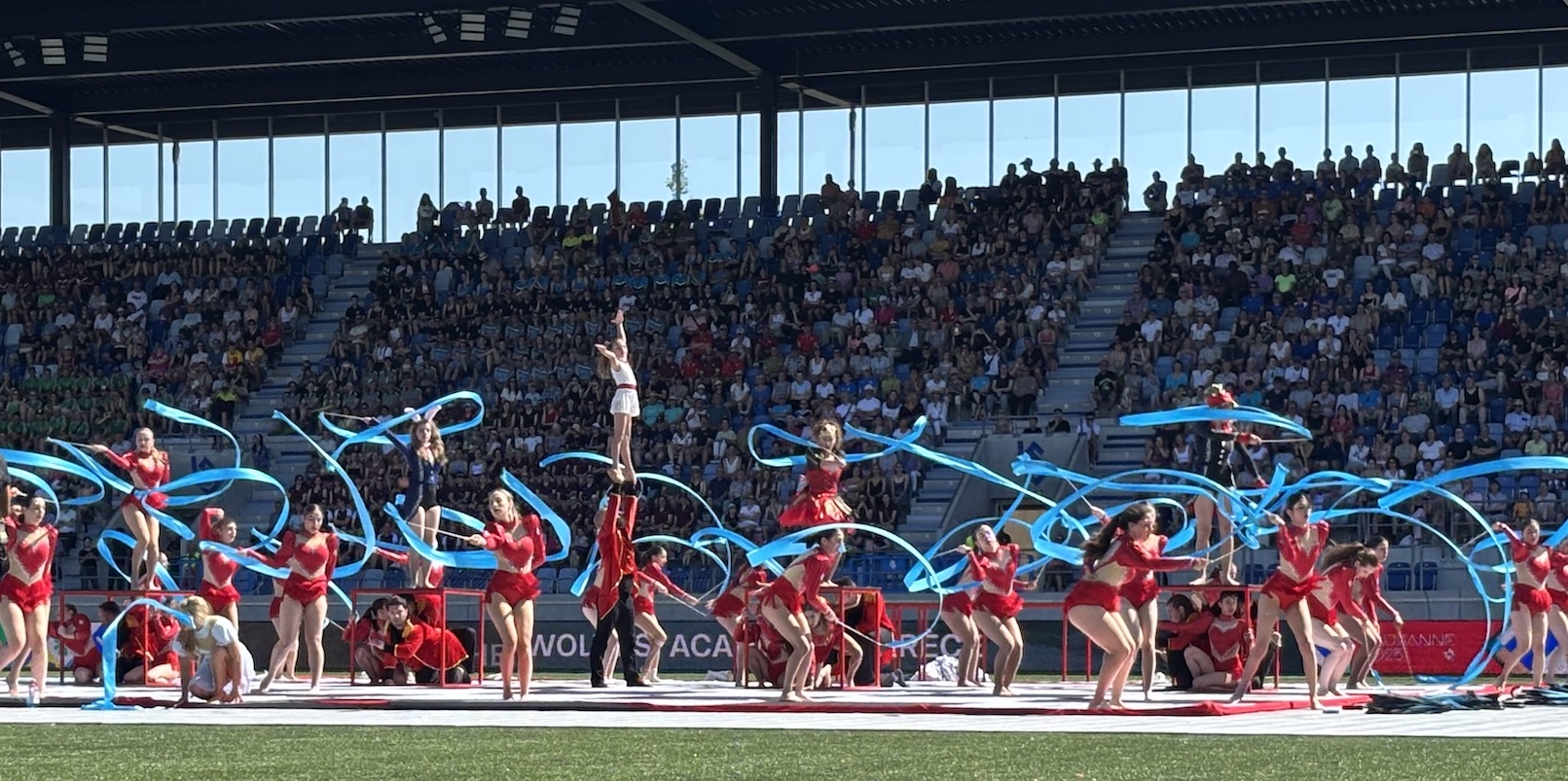 Lausanne_Stade_Tuiliere_Ceremonie_cloture_77e_Fete_federale_gymnastique_costume_rouge_ruban_bleu