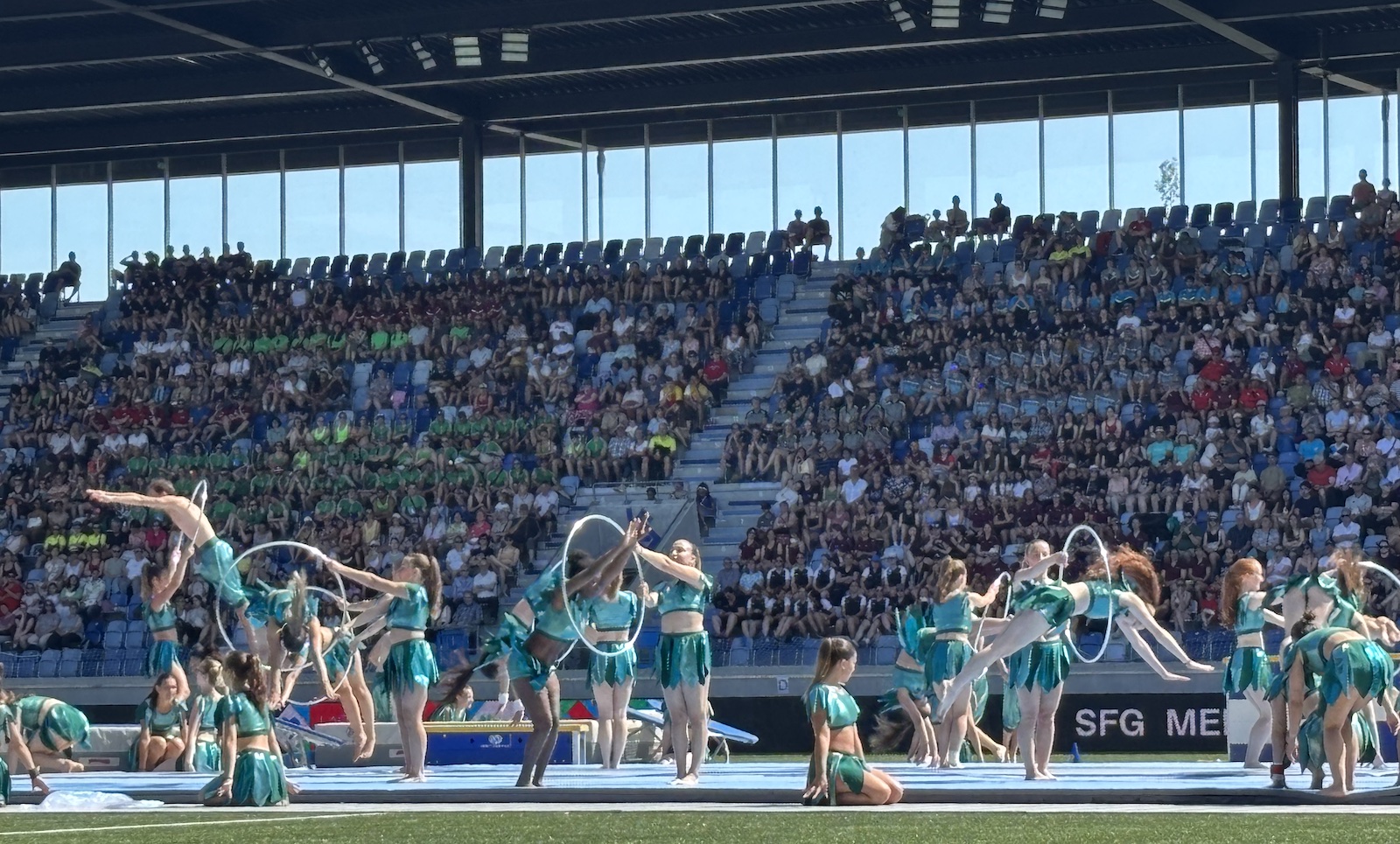 Lausanne_Stade_Tuiliere_Ceremonie_cloture_77e_Fete_federale_gymnastique_jupe_feuille_verte_anneaux_saut