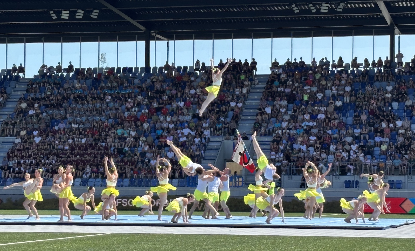 Lausanne_Stade_Tuiliere_Ceremonie_cloture_77e_Fete_federale_gymnastique_jupe_jaune_pyrouette