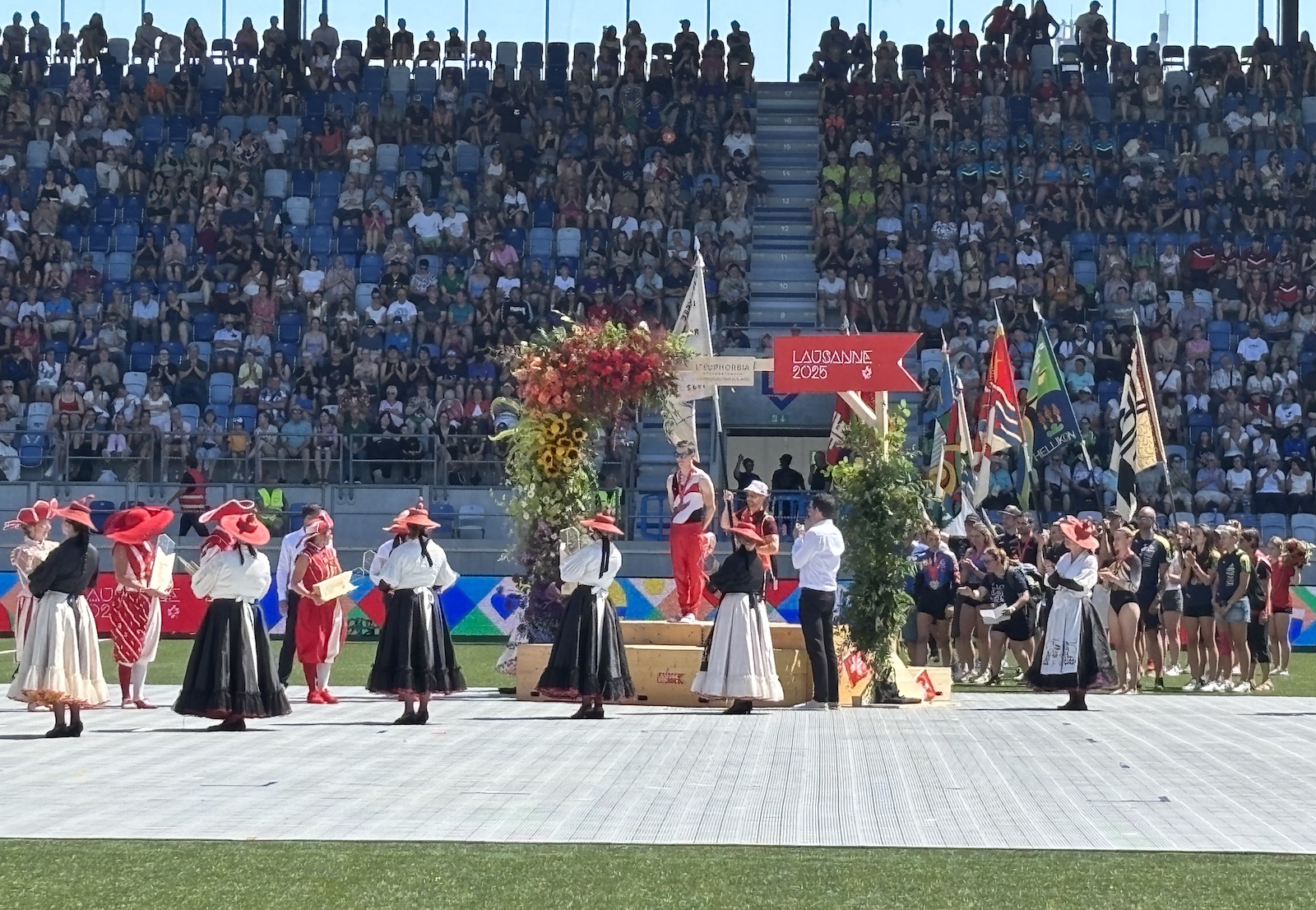 Lausanne_Stade_Tuiliere_Ceremonie_cloture_77e_Fete_federale_gymnastique_remise_trophee
