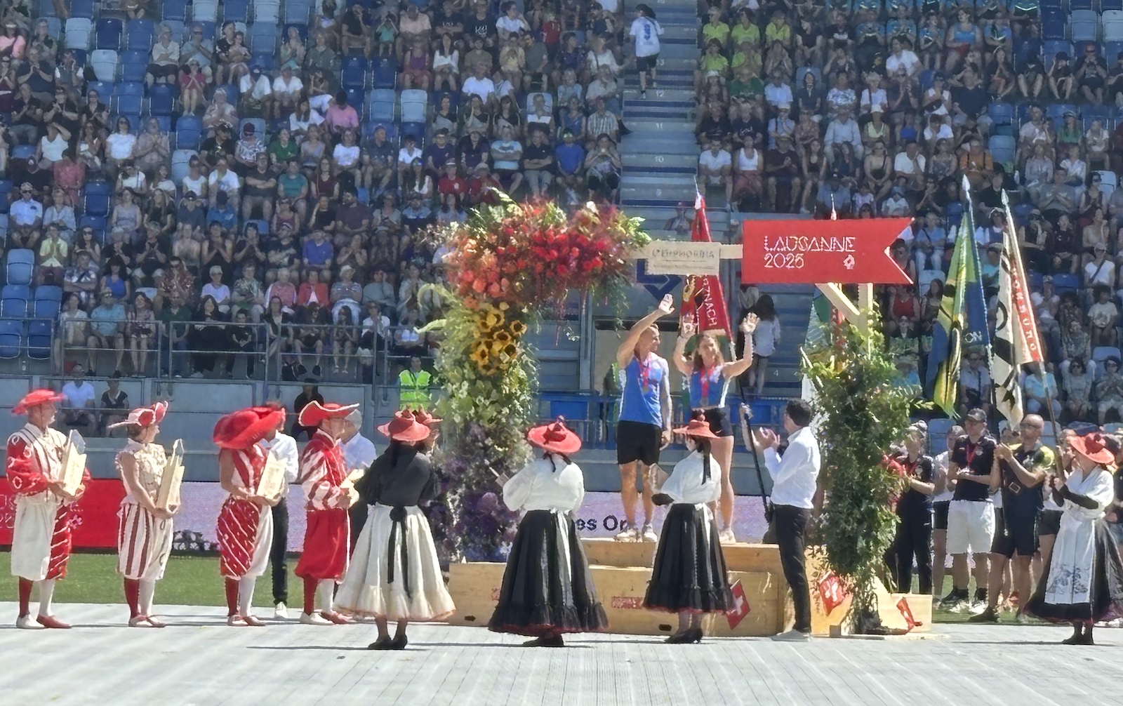 Lausanne_Stade_Tuiliere_Ceremonie_cloture_77e_Fete_federale_gymnastique_remise_trophee3