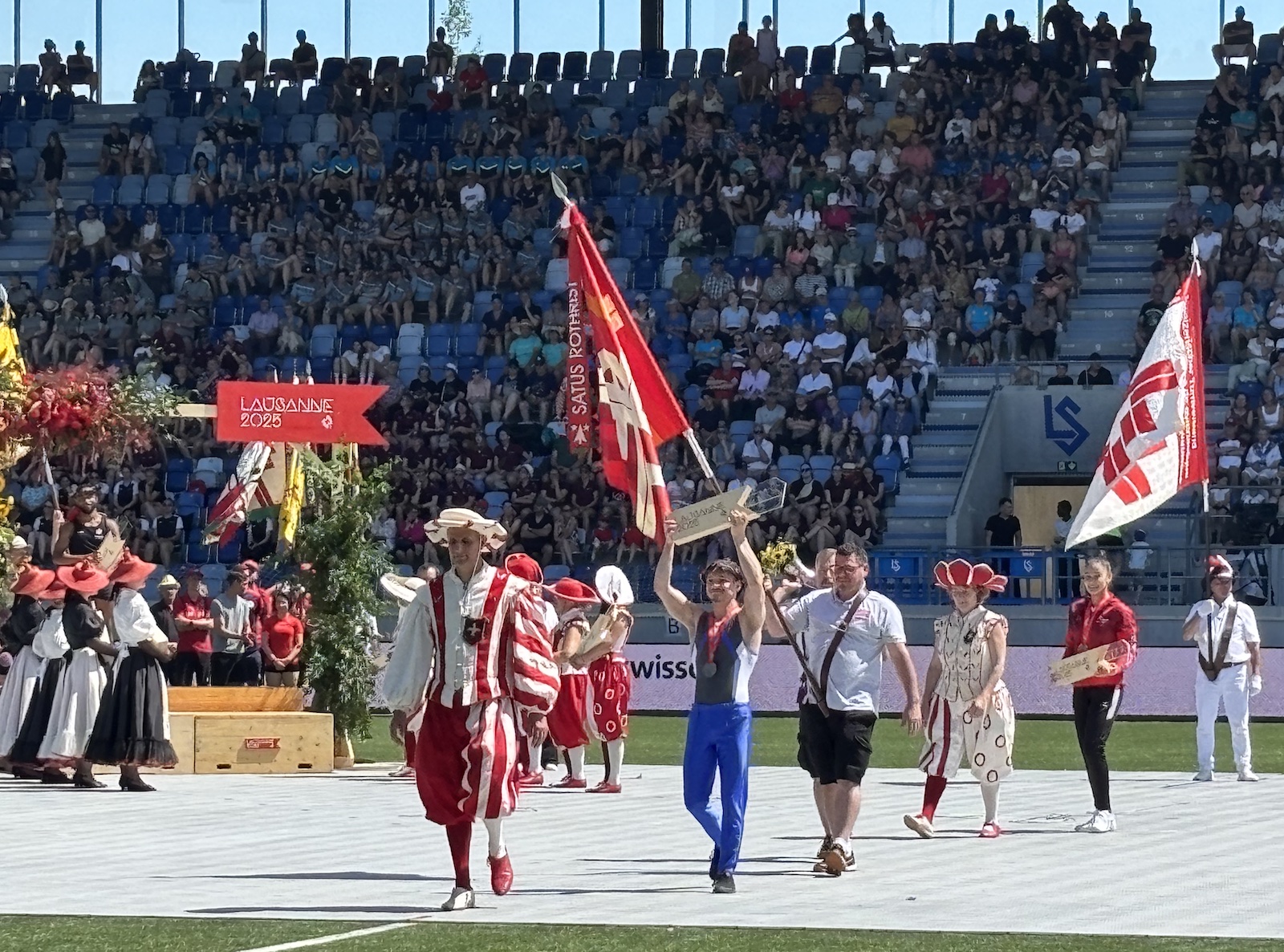 Lausanne_Stade_Tuiliere_Ceremonie_cloture_77e_Fete_federale_gymnastique_remise_trophee6