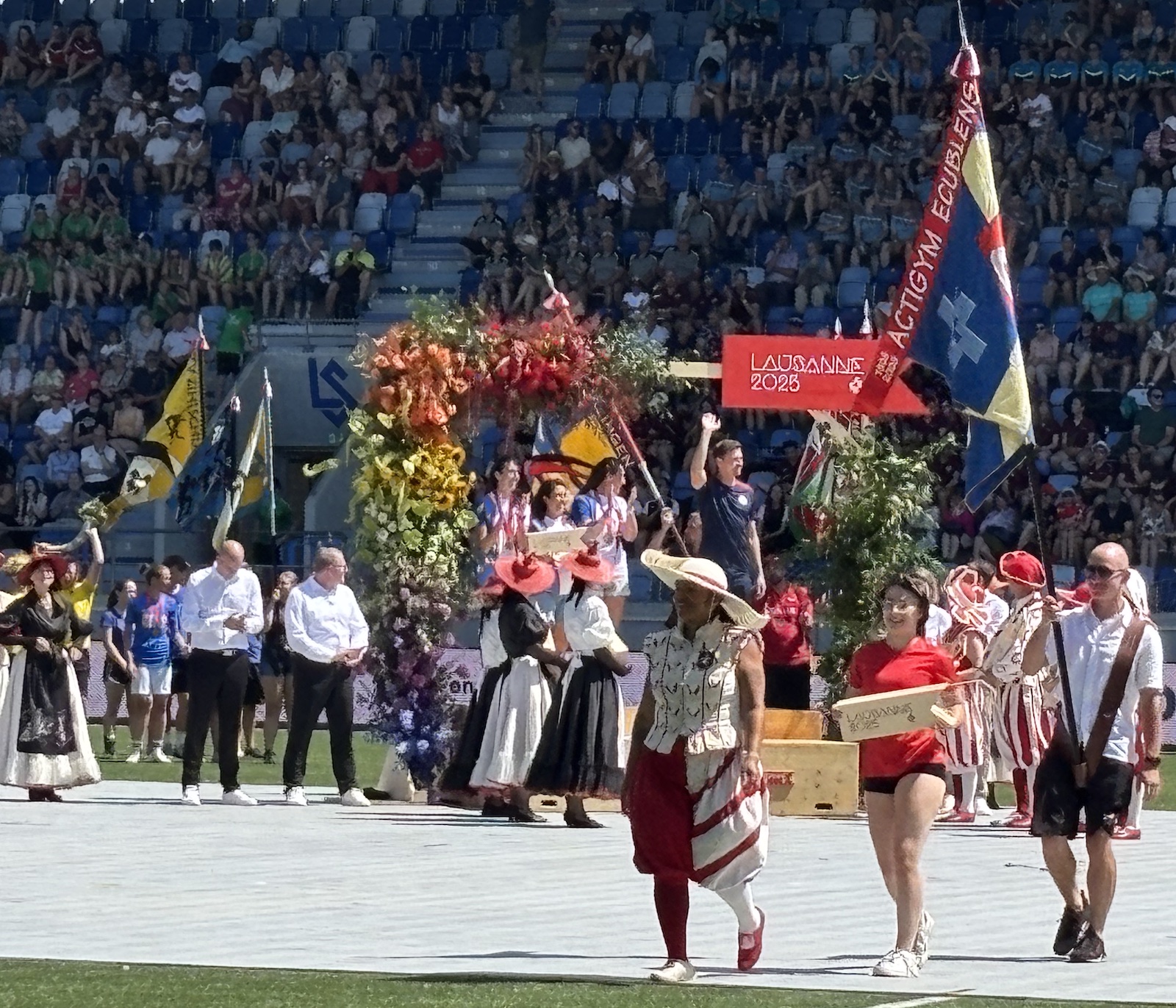 Lausanne_Stade_Tuiliere_Ceremonie_cloture_77e_Fete_federale_gymnastique_remise_trophee7